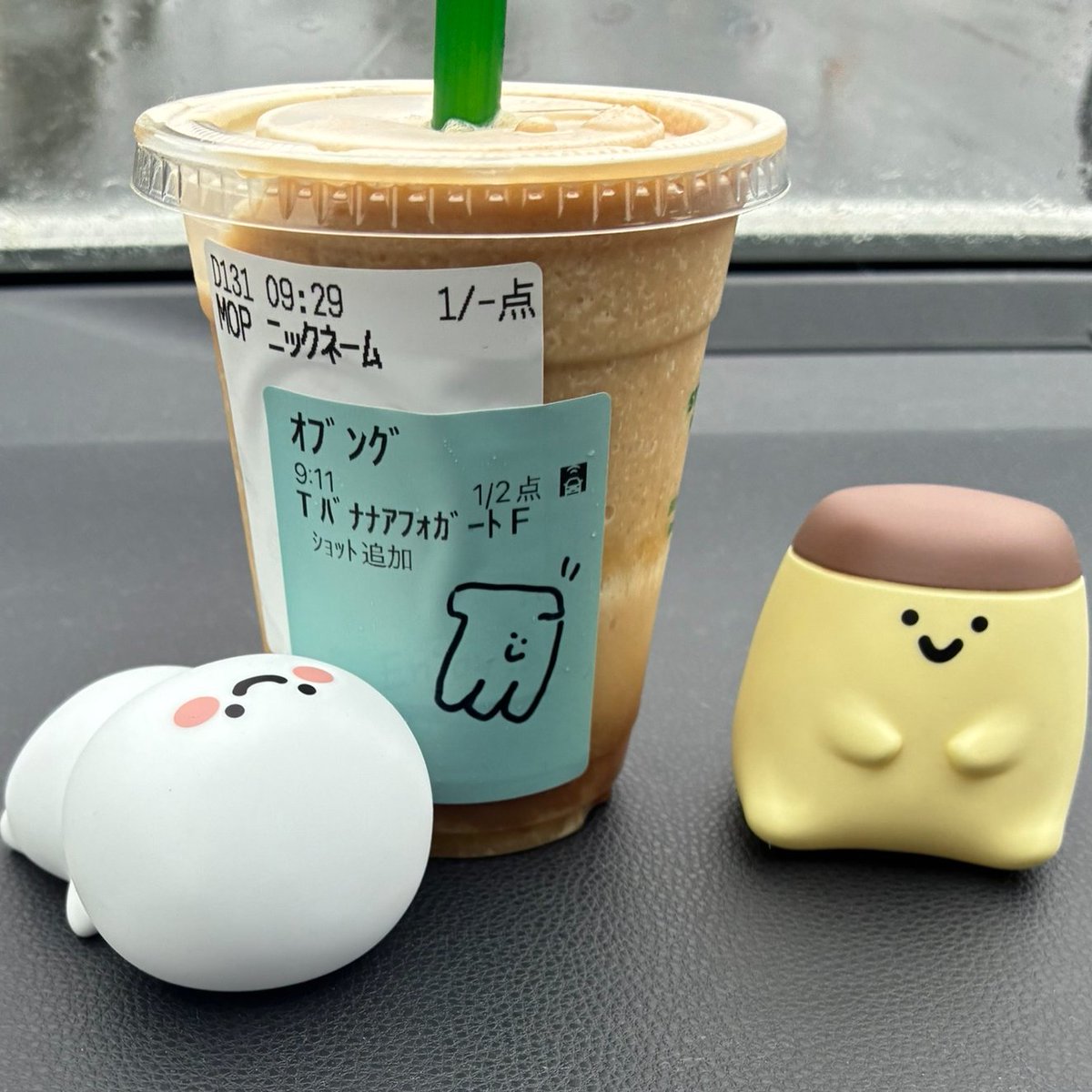 progress950601's tweet photo. ぶん学者さんのプイートを見て駆け込みアフォガートしてきました！MOでエスプレッソ追加が無料、有難いです✨
プタバの店員さんが可愛いイラストを描いてくれました🍌バナナさん、ウェルカーム♪
#お文具の談話室 https://t.co/QZ3uGmu2kQ