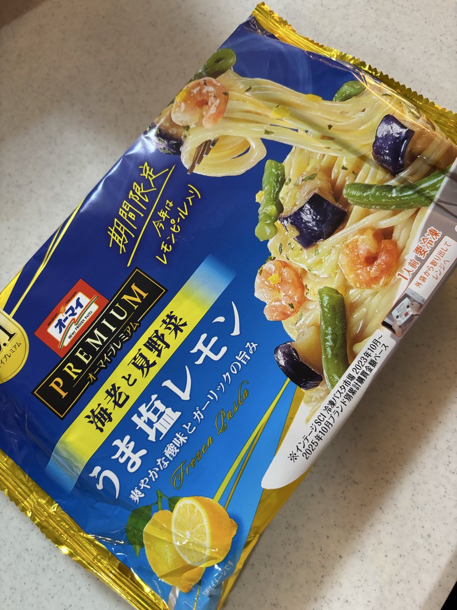LeeSaaYoung's tweet photo. 平日1人ランチに最適！
塩味がちゃんと効いてて、具(ちゃんとエビも)も入ってた。お皿が無機質じゃなく柄が入ってる気遣いも地味に嬉しいw
冷凍庫にストック確定👍

#プロモーション
#ニップンから提供いただきました
#RSP115に参加しました
#オーマイプレミアム #ご褒美パスタ https://t.co/kfRne0zes7