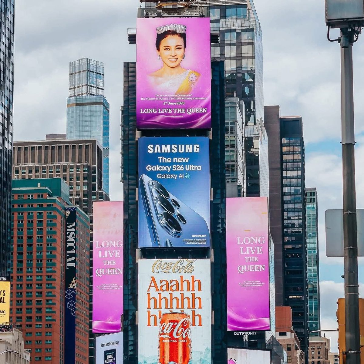 SuperNeeze's tweet photo. Times Square, New York 💟 https://t.co/7CHLrOChY0
