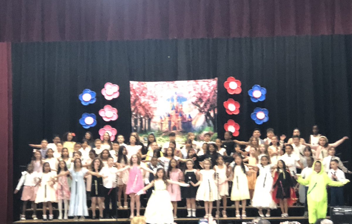 ErutherfordSD's tweet photo. Congratulations to our 3 rd grade performers last night as it was Broadway on Carlton Ave. last night!!! Phenomenal job!! https://t.co/F2c0XTTSXz