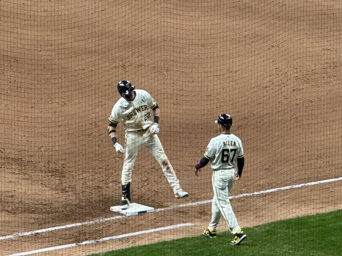 hunterbonair's tweet photo. Clutch. Yeli.

Huge two-run single with 2 outs to give the Brewers a 6-3 lead in the 8th inning. https://t.co/CxBEa9wjmf