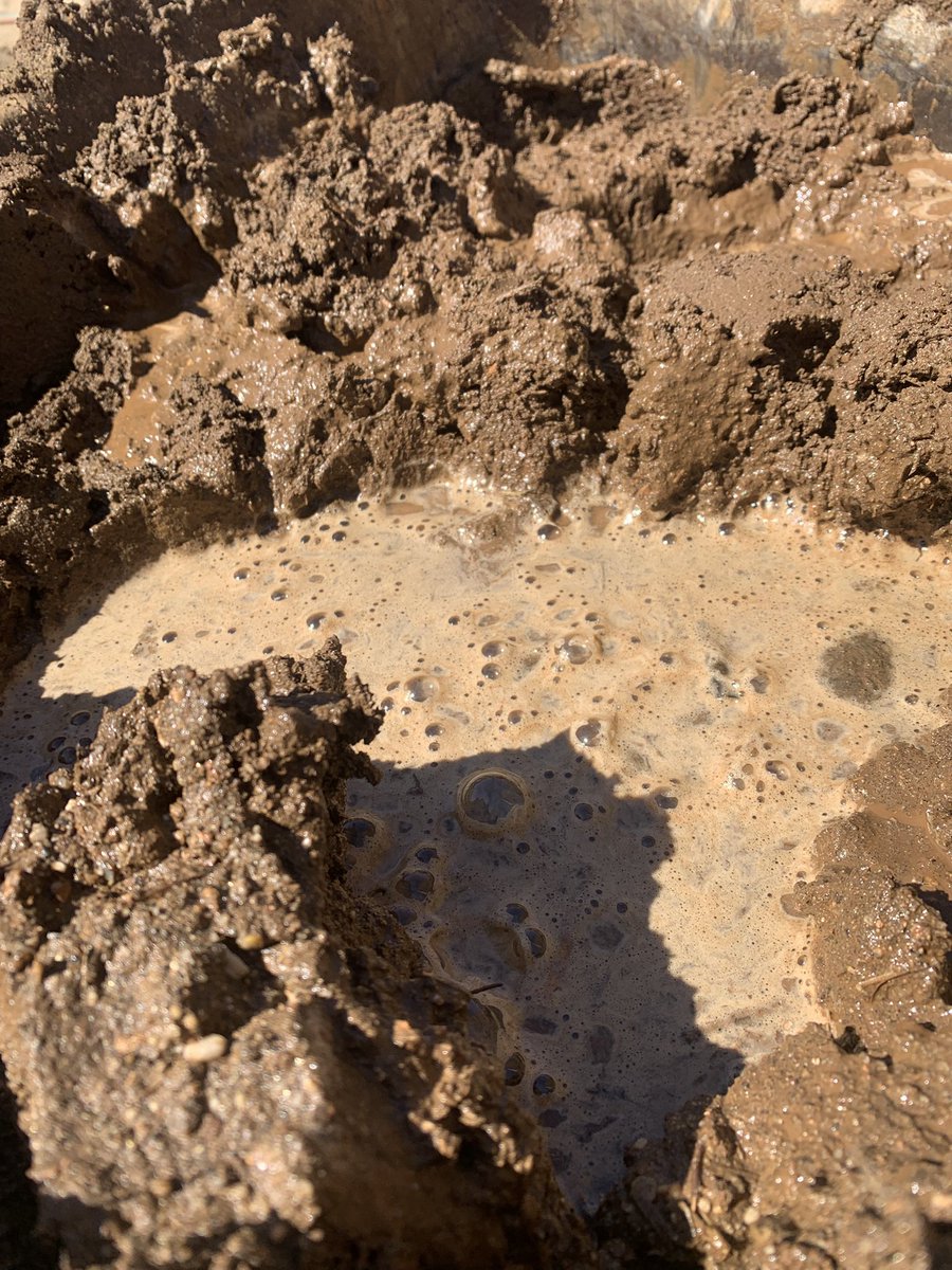 bajadobe's tweet photo. Letting the wet mud rest (dormiendo el barro) for a long time (weeks or months) really adds something nice. Of course with added straw, the plant glue breaks down and dissolves into the mix, but even with no organic material the mix gets better (stickier and more workable) https://t.co/zusy7d2uCE