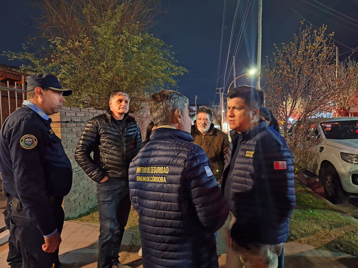 minsegcba's tweet photo. MENOR HABIDO EN COSQUÍN

✔️ Tras la denuncia por la desaparición de un niño de 13 años en #Cosquín, dispusimos de inmediato un amplio operativo de búsqueda, poniendo a disposición todos los recursos humanos y tecnológicos del Ministerio de Seguridad y de la @PoliciaCbaOf .

🔹Desde el primer momento intervino la fiscal Silvana Pen, mientras que el ministro @QuinterosJP supervisó personalmente el despliegue en territorio, del que participaron unidades operativas, grupos especiales, personal policial y equipos de emergencia.

✅ Gracias al trabajo coordinado, profesional y comprometido de todos los equipos intervinientes, el menor fue habido sano y salvo y ya se encuentra junto a su familia.