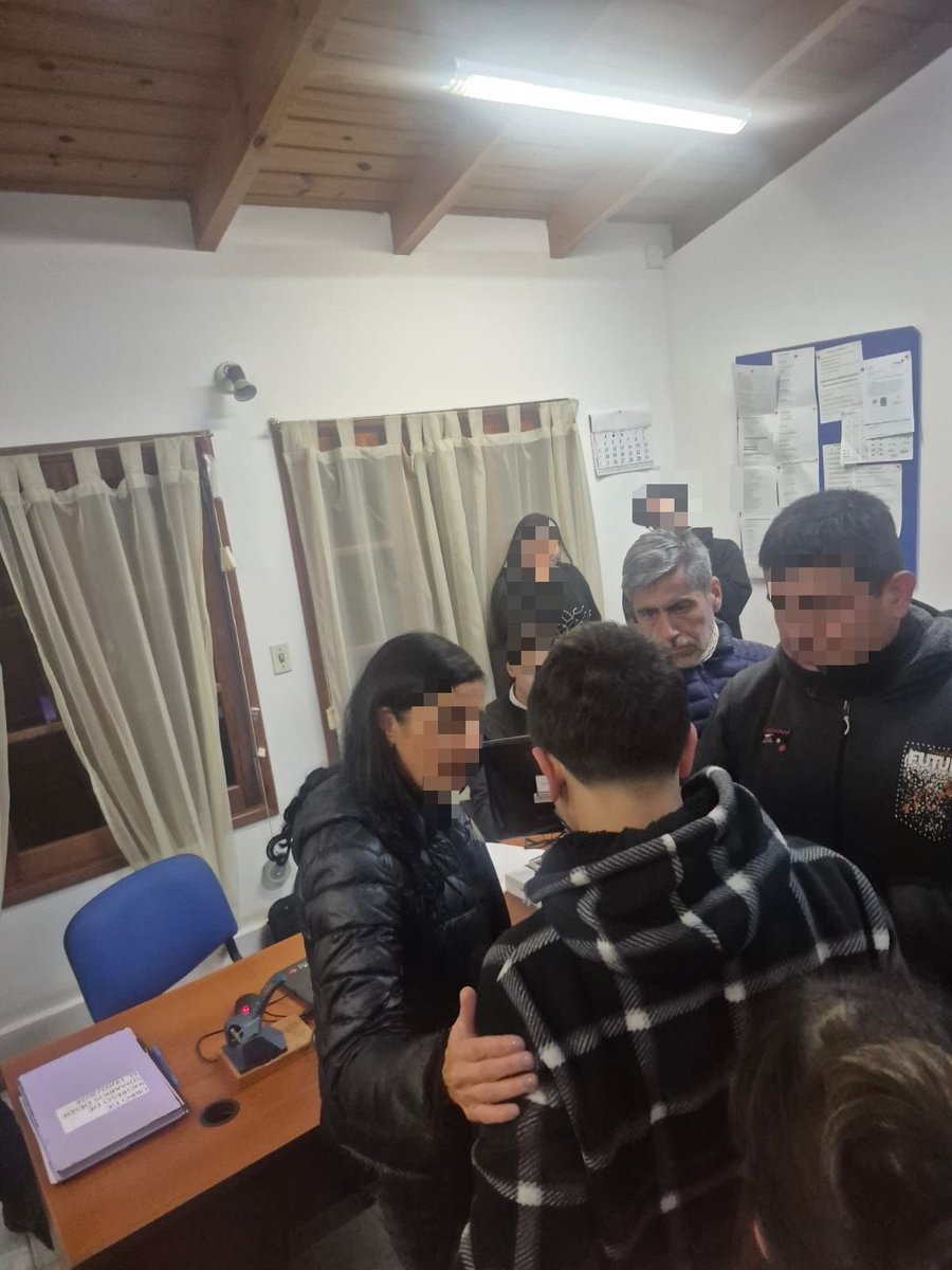 minsegcba's tweet photo. MENOR HABIDO EN COSQUÍN

✔️ Tras la denuncia por la desaparición de un niño de 13 años en #Cosquín, dispusimos de inmediato un amplio operativo de búsqueda, poniendo a disposición todos los recursos humanos y tecnológicos del Ministerio de Seguridad y de la @PoliciaCbaOf .

🔹Desde el primer momento intervino la fiscal Silvana Pen, mientras que el ministro @QuinterosJP supervisó personalmente el despliegue en territorio, del que participaron unidades operativas, grupos especiales, personal policial y equipos de emergencia.

✅ Gracias al trabajo coordinado, profesional y comprometido de todos los equipos intervinientes, el menor fue habido sano y salvo y ya se encuentra junto a su familia.
