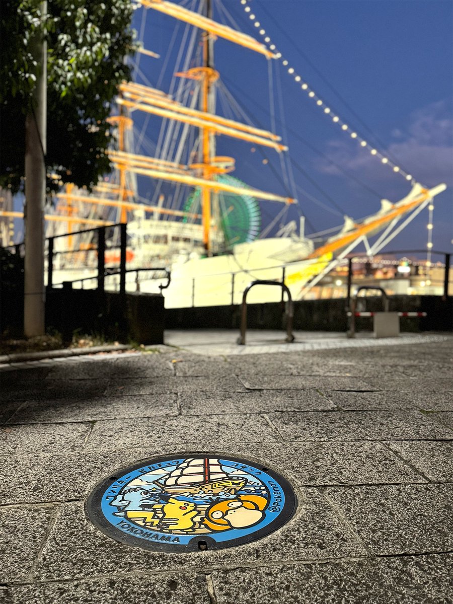pokemon_pdc's tweet photo. 今日は、神奈川県横浜市の #ポケふた をご紹介！

横浜市は、江戸時代後期より世界の国々と日本を結ぶ重要な港町として発展し、街には今も異国情緒漂う雰囲気が残っています。観光スポットも魅力です。
https://t.co/No4XEdOEC3
#ピカチュウ #コダック #ワンリキー #Pokemon #マンホール https://t.co/rhv9pNKVGC