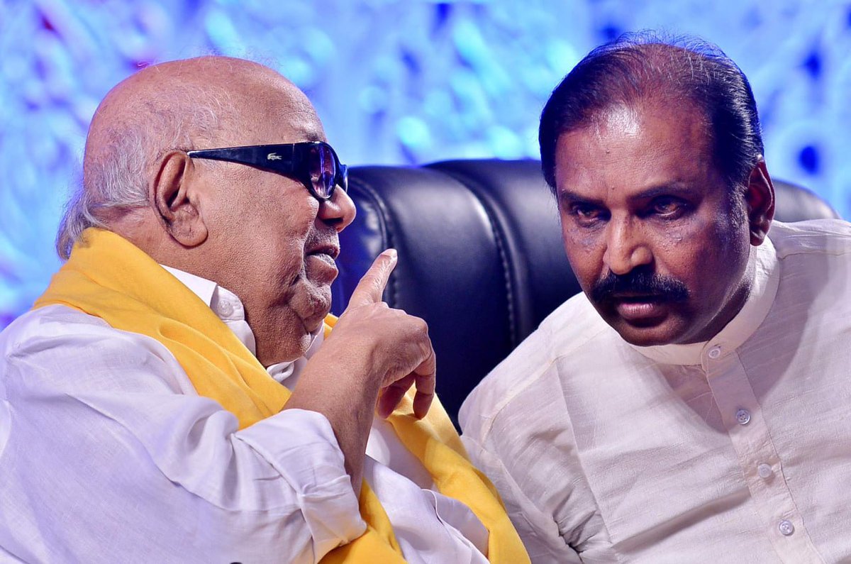 Vairamuthu's tweet photo. ஒரு சமூகத்தின்
மாறாத தேசிய குணம் 
மறதி 

சூரியனை மறந்துவிடும்
வானத்தைப் போல
சொற்களை மறந்துவிடும்
மொழியைப் போல
உன்னையும் மறக்கிறதய்யா
சின்னதொரு கூட்டம்

ஆனால்,
மறதியை மறக்கச் செய்யும்
மந்திரம் போட்டவன் நீ

வள்ளுவர் சிலையை முத்தமிடும்
கன்னியாகுமரிக் கடலலை
கலைஞரே என்று உச்சரிக்கிறது

வள்ளுவர் கோட்டத்துத்
தேர்க் கோபுரத்தில்
தெறிக்கும் மழைத்துளி
உன்னைத் தேடியே
மண்ணில் வீழ்கிறது

ஒடுக்கப்பட்ட மக்களின்
உலை அரசி கொதித்து
உனக்கு நன்றி என்று
உடைந்து சொல்கிறது

சம்பவம் மீது
சம்பவம் விழுந்து
சரித்திரம் புதையலாம்

ஆனால்,
தமிழ் மீது
தமிழ் விழுந்து
சரித்திரம் அழிவதில்லை

தொல்காப்பியனும்
வள்ளுவனும் இளங்கோவும்
மறக்கப்படாதவரை
நீயும் நினைக்கப்படுவாய்

கேள்விகளுக்கு
விடையாய் இருந்தவனே
தோல்விகளுக்கு
மருந்தாகவும் இரு