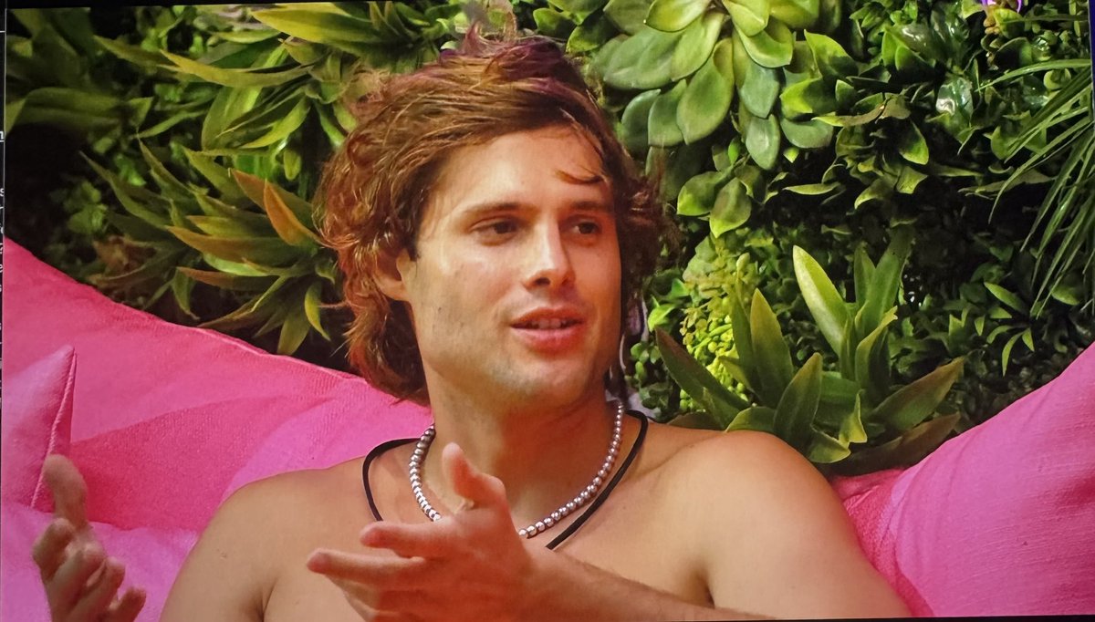 FeFeLaGre's tweet photo. Why didn’t he get a hair cut before coming on ??! 😭😭😭💀#loveislandus #loveislandseason8 https://t.co/YRtqlkleXC