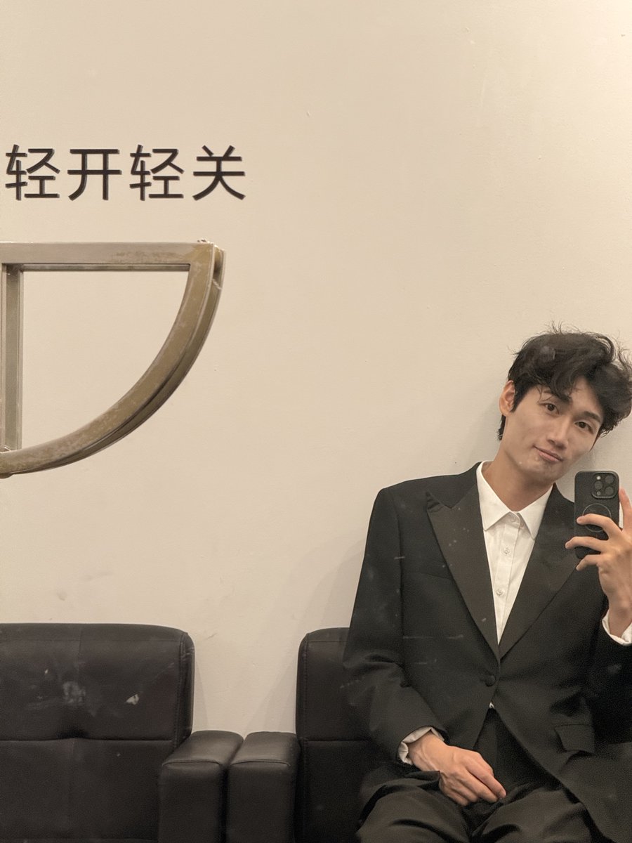 awei981110's tweet photo. 第一次穿西装，记录一下 https://t.co/z6VVmeTgHP