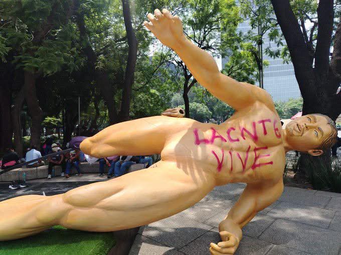 PrensaDigital9's tweet photo. #CDMX | En el marco de las movilizaciones de la CNTE, manifestantes derribaron algunas de las figuras monumentales de futbolistas instaladas sobre Paseo de la Reforma rumbo al Mundial de Futbol 2026.

Las estructuras, de aproximadamente seis metros de altura, formaban parte de la imagen urbana promovida para el torneo internacional en las inmediaciones del Ángel de la Independencia.

#PrensaDigital #Noticias