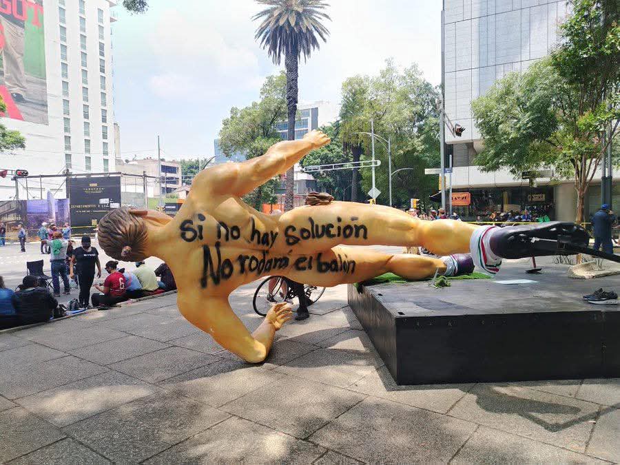 PrensaDigital9's tweet photo. #CDMX | En el marco de las movilizaciones de la CNTE, manifestantes derribaron algunas de las figuras monumentales de futbolistas instaladas sobre Paseo de la Reforma rumbo al Mundial de Futbol 2026.

Las estructuras, de aproximadamente seis metros de altura, formaban parte de la imagen urbana promovida para el torneo internacional en las inmediaciones del Ángel de la Independencia.

#PrensaDigital #Noticias