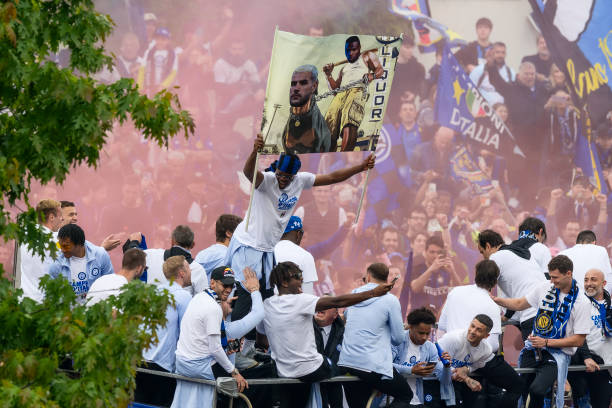 FansNerazzurri's tweet photo. Terima kasih Dumfries yang telah memberikan saya keseruan Derby lagi setelah sekian lama, bersaing sehat dengan Theo di setiap Derby.

Semoga ada pengganti penggantimu yang lebih baik. Dumfries pergi ke tim tersukses di Eropa, Theo pergi untuk menyejahterakan kehidupan keluarga ..