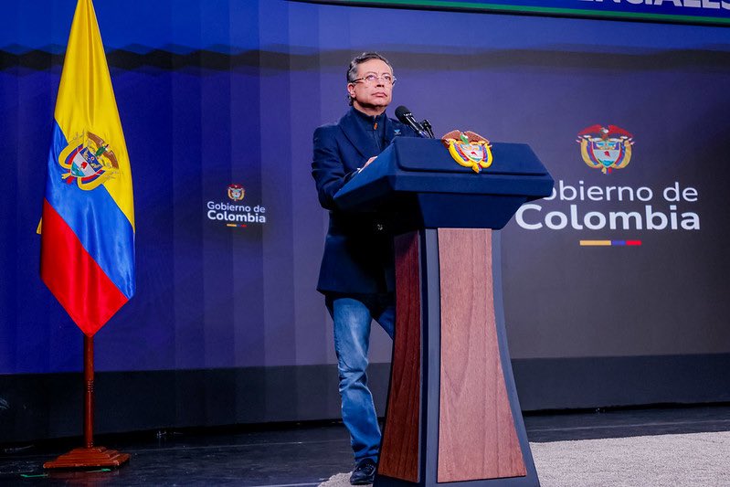 MinjusticiaCo's tweet photo. Seguimos fortaleciendo la política de drogas que prioriza la vida y lucha contra el narcotrafico. 💪🏻

El ministro de Justicia, Jorge Iván Cuervo (@cuervoji), acompañó al presidente @petrogustavo en la Alocución Presidencial de este martes, en la que  se presentaron los logros del Gobierno del Cambio en materia de lucha contra las drogas. #PolíticaDeDrogas.