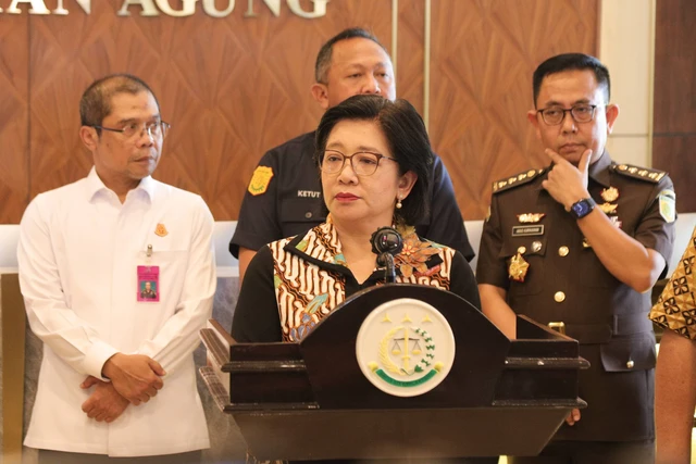 dimarsasongko98's tweet photo. Nama yang baru saja ditunjuk Prabowo jadi Wakil Kepala BGN: Agustina Arumsari , mantan Deputi Investigasi BPKP, tugasnya mengaudit BUMN.

Masalahnya? Saat menjabat di BPKP, dia sekaligus tercatat sebagai Wakil Komisaris Utama PT Pertamina Patra Niaga , BUMN yang harusnya dia awasi.

Persis saat Kejagung selidiki korupsi Pertamina Patra Niaga yang diduga rugikan negara ratusan triliun rupiah. Tersangka sudah ada, vonis sudah jatuh , tapi bukan dari jajaran komisaris.

Pasal 17 UU No. 30/2014 ada alasannya: pengawas yang punya kepentingan di entitas yang diawasi bukan pengawas, itu orang dalam.

Sekarang dipindah ke BGN untuk "perkuat akuntabilitas."

Pertanyaannya: akuntabilitas versi siapa?