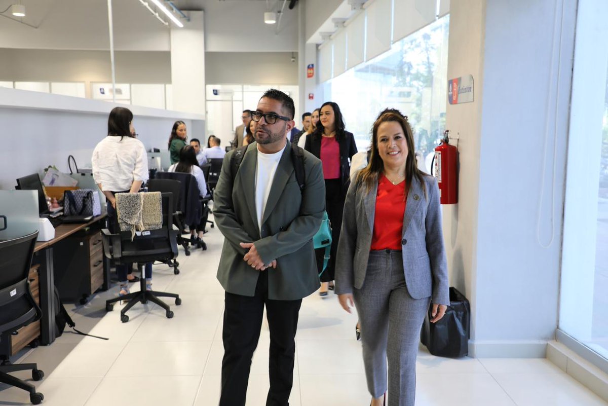 tupuedesgente's tweet photo. 🤝 Recibimos a representantes de FIDEAPECH Chihuahua para compartir el modelo de atención de la Financiera de la Gente y nuestras buenas prácticas en apoyo al emprendimiento.

Intercambiar experiencias también impulsa el desarrollo. 

#GobiernoDeLaGente #CreemosEnTi https://t.co/990AGFE9D0