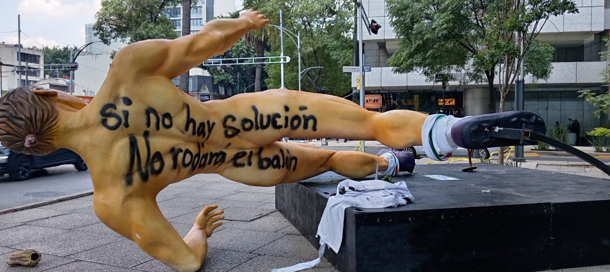 ElFinanciero_Mx's tweet photo. 🔴 Integrantes de la CNTE derribaron e incendiaron estatuas colocadas por el Mundial 2026 en Paseo de la Reforma.
Además, mantienen plantones y bloqueos en distintos puntos de la CDMX, con afectaciones al transporte, la movilidad y actividades oficiales. 🚧⚽ 

📸 Lucía Flores / @ElFinanciero_Mx
