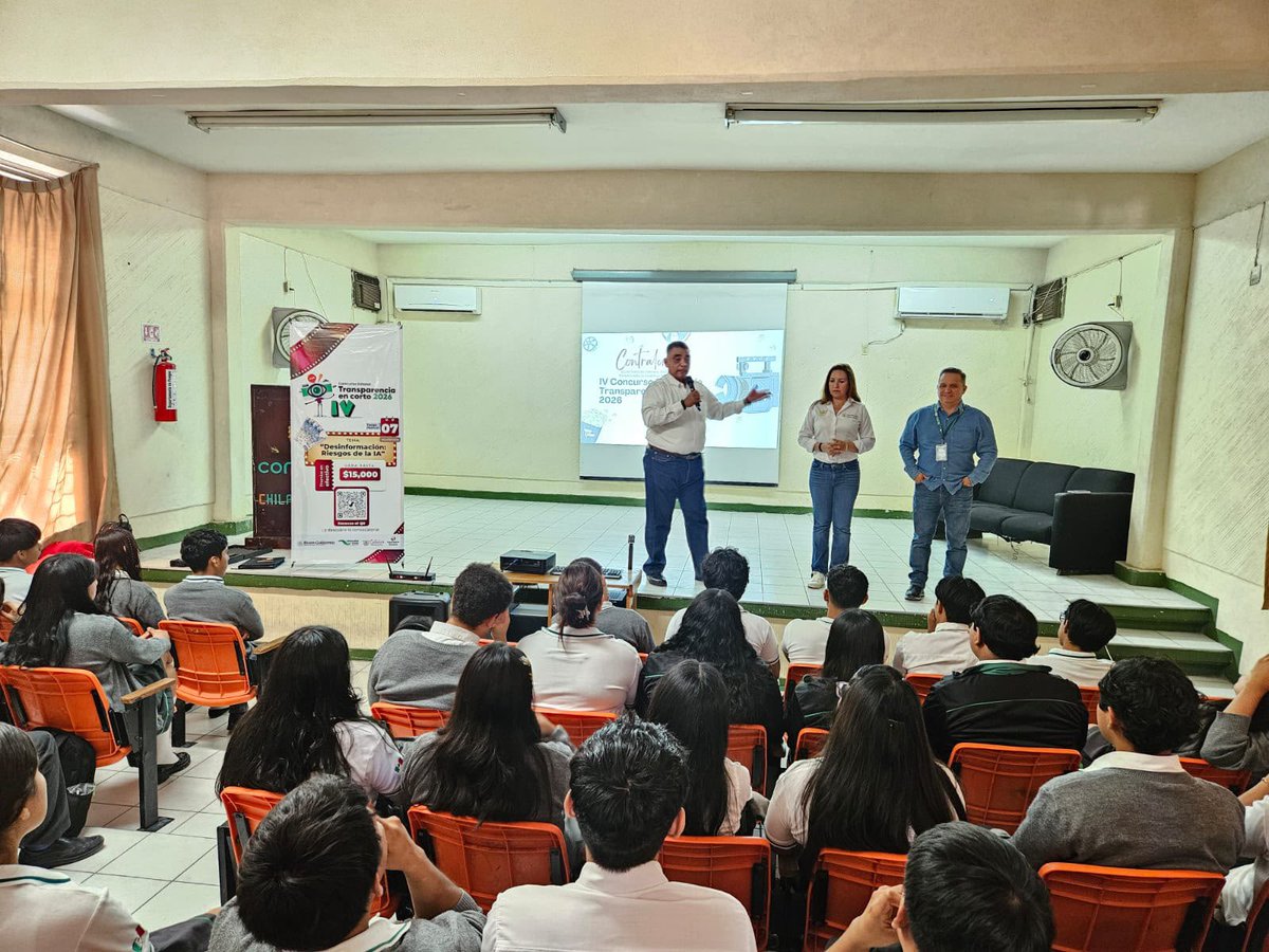 ContraloriaGro's tweet photo. Por instrucción del Secretario @FranciscoGSZ, el Subsecretario de Modernización Administrativa, Carlos Atila Espinoza Damián y personal de la dependencia recorrieron las aulas del plantel para promover la convocatoria, entregar material informativo y brindar asesoría técnica. https://t.co/eCHsGus3Mt