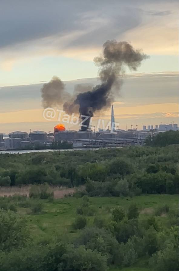 TabzLIVE's tweet photo. Ukrainian drones have struck the petroleum export depot at the port of St. Petersburg in Russia. 

This is the first time Ukrainian drones have successfully attacked this depot. https://t.co/MOyJq570sa