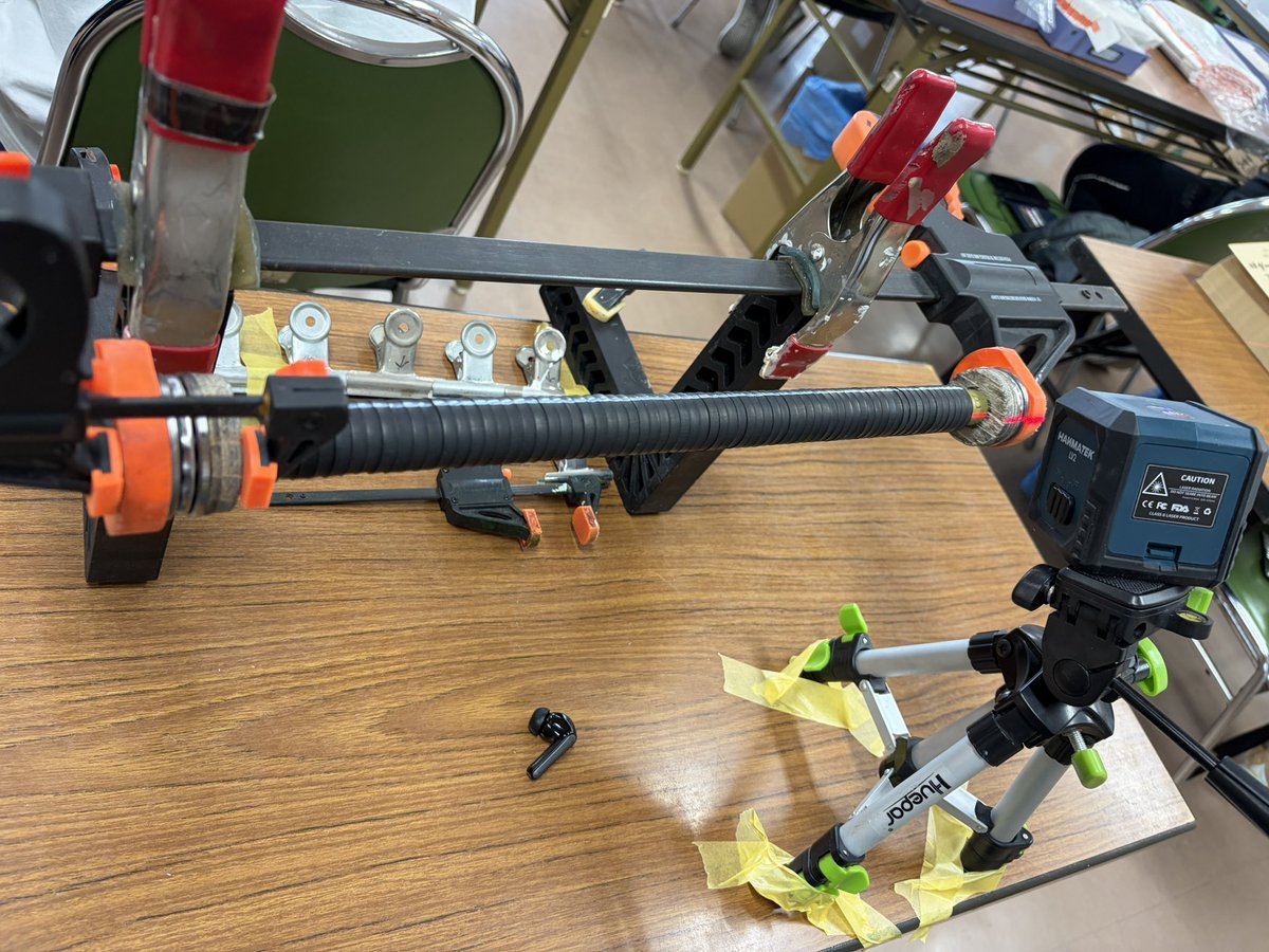 kamomekobo1122's tweet photo. 今日のかもめ工房、作業風景から。
ゴム製品の会社から、黒ゴム製品で白線付け作業を委託。
左麻痺の男性、自ら右を支える固定具を作り、レーザー線を発光→ラインを左手で滑車で引く。とにかくすごい。出来栄え完璧👌身の回りにある、もので区分した機械！
#かもめ工房
#就労継続支援Ｂ型
#玉野市 https://t.co/YZO4lt7RAn