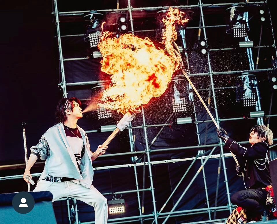 bozu_108's tweet photo. アーティストで一番過激な演出のアーティストは？選手権

最優秀賞
ゴールデンボンバーの喜矢武豊
福井県のGREEN FLASH Fesでの鯖の塩焼き https://t.co/MibR33HlfI