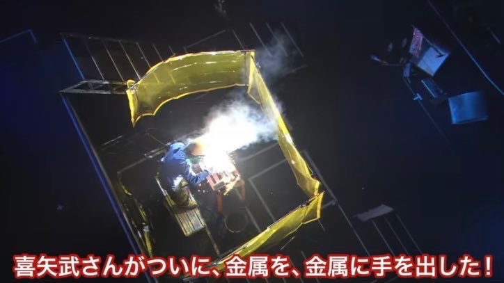 bozu_108's tweet photo. アーティストで一番過激な演出のアーティストは？選手権

レジェンド
ギターソロでよく段ボール工作を使ったパフォーマンスをするが、日本
武道館では段ボール使用禁止だったので代わりに溶接をした。 https://t.co/71YMDShna6