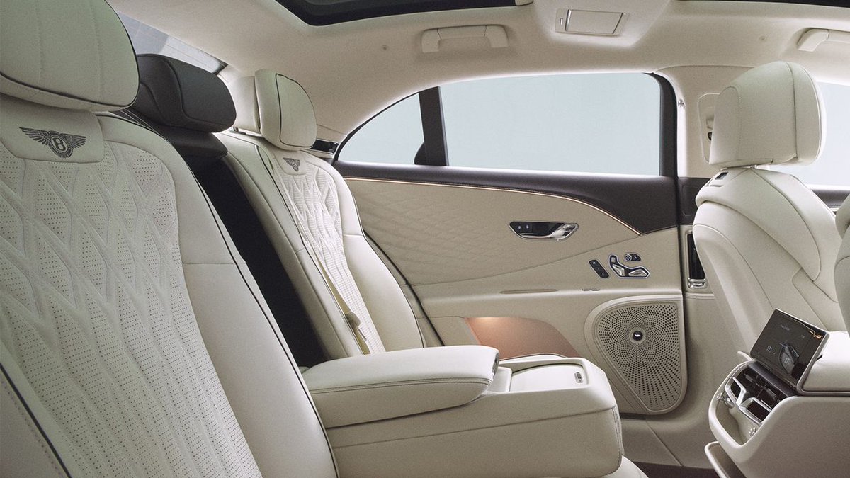 NEWCARinjapan's tweet photo. 新型ベントレー フライングスパーが発表

PHEV
Sグレード復活
フェイスリフト
新アルミホイール
新テールゲート
新テールランプ
Naimサウンドシステム(オプション)
4.0L V8ツインターボ
最高出力782ps
最大トルク1000Nm
0-100km/h加速最速3.5秒
最高時速308km
4WD
後輪操舵
eLSD
エアサス https://t.co/xHWB0KeRHJ