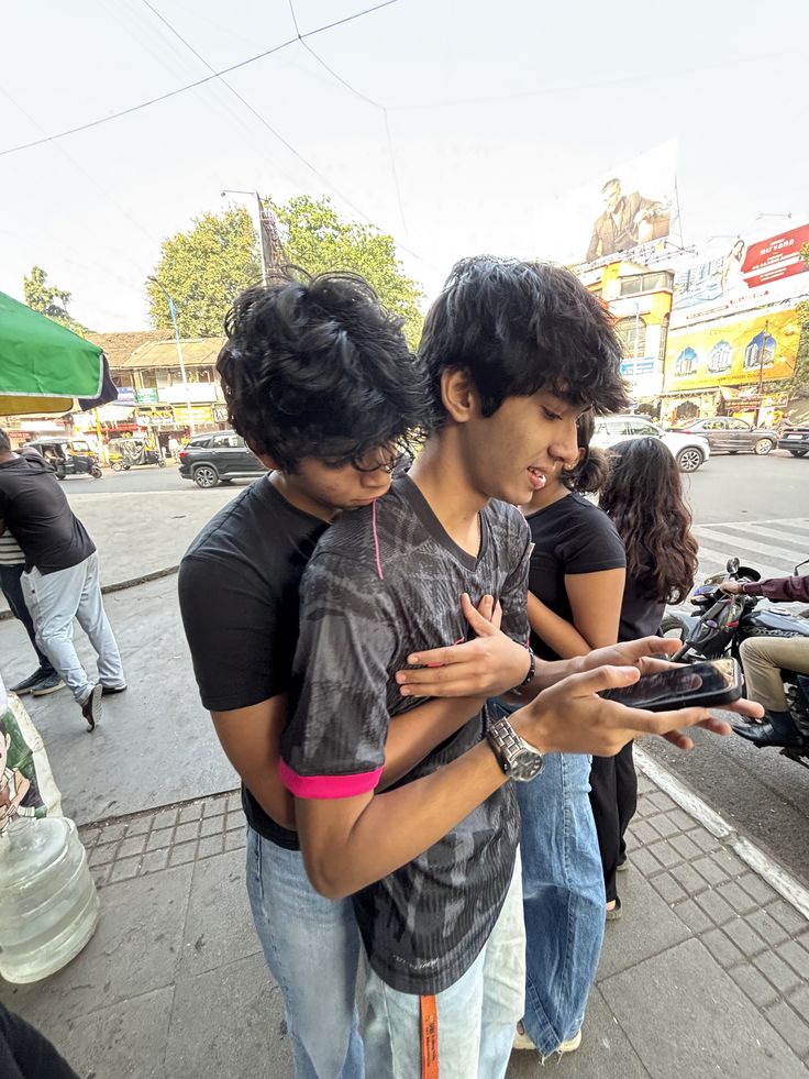 paapi_billi_'s tweet photo. indian male friendships be like 👇🏻 https://t.co/vMx4HXxu2X