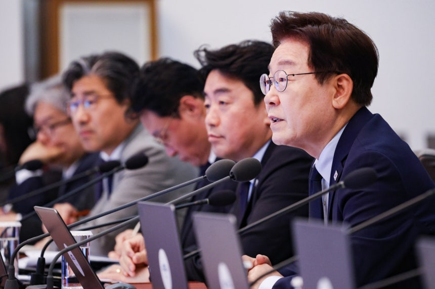 tang__kira's tweet photo. DPR Korea mengesahkan berbagai aturan ketenagakerjaan baru yang aktif mulai tahun 2027

- Cuti tahunan ga dihitung dalam hari tapi dalam jam. Jadi boleh cuti 1 jam mau ke rumah sakit dulu, cuti 1 jam mau ke bank dulu. 
- Pegawai boleh ga make jam istirahat kalau jam kerja di bawah 4 jam, dan boleh langsung pulang. (Misal masuk kerja jam 10, ga ambil istirahat makan siang, jam 2 boleh pulang).
- Gaboleh bully/memberikan perlakuan berbeda ke pekerja kalau pekerja tersebut minta cuti (selama masih ada jatah cuti tahunan).

https://t.co/uLCgD1HOy8