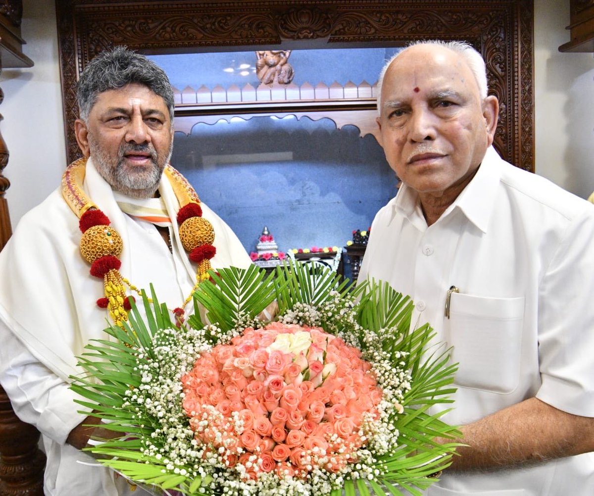 DKShivakumar's tweet photo. ಇಂದು ಮಾಜಿ ಮುಖ್ಯಮಂತ್ರಿಗಳಾದ ಶ್ರೀ ಯಡಿಯೂರಪ್ಪ ಅವರನ್ನು ಭೇಟಿ ಮಾಡಿ, ಸಂಜೆ ಲೋಕಭವನದಲ್ಲಿ ನಡೆಯಲಿರುವ ಪ್ರಮಾಣವಚನ ಸ್ವೀಕಾರ ಸಮಾರಂಭಕ್ಕೆ ಆಗಮಿಸುವಂತೆ ಆಹ್ವಾನಿಸಲಾಯಿತು.

ನಾಡಿನ ಅಭಿವೃದ್ಧಿಗೆ ಹಿರಿಯ ನಾಯಕರ ಅನುಭವ ಹಾಗೂ ಮಾರ್ಗದರ್ಶನವು ದಾರಿದೀಪವಾಗಲಿದೆ.

Called on former Chief Minister Shri B. S. Yediyurappa at his residence and warmly invited him to the swearing-in ceremony at Lok Bhavan.

I look forward to the experience and guidance of senior leaders as we work for the progress of Karnataka and the welfare of our people.

@BSYBJP