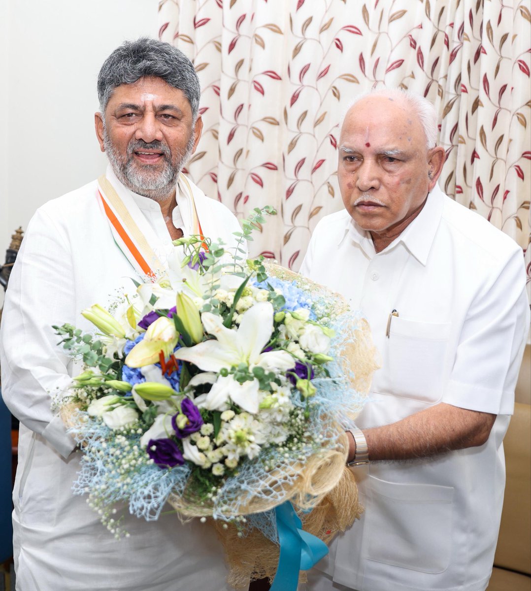 DKShivakumar's tweet photo. ಇಂದು ಮಾಜಿ ಮುಖ್ಯಮಂತ್ರಿಗಳಾದ ಶ್ರೀ ಯಡಿಯೂರಪ್ಪ ಅವರನ್ನು ಭೇಟಿ ಮಾಡಿ, ಸಂಜೆ ಲೋಕಭವನದಲ್ಲಿ ನಡೆಯಲಿರುವ ಪ್ರಮಾಣವಚನ ಸ್ವೀಕಾರ ಸಮಾರಂಭಕ್ಕೆ ಆಗಮಿಸುವಂತೆ ಆಹ್ವಾನಿಸಲಾಯಿತು.

ನಾಡಿನ ಅಭಿವೃದ್ಧಿಗೆ ಹಿರಿಯ ನಾಯಕರ ಅನುಭವ ಹಾಗೂ ಮಾರ್ಗದರ್ಶನವು ದಾರಿದೀಪವಾಗಲಿದೆ.

Called on former Chief Minister Shri B. S. Yediyurappa at his residence and warmly invited him to the swearing-in ceremony at Lok Bhavan.

I look forward to the experience and guidance of senior leaders as we work for the progress of Karnataka and the welfare of our people.

@BSYBJP