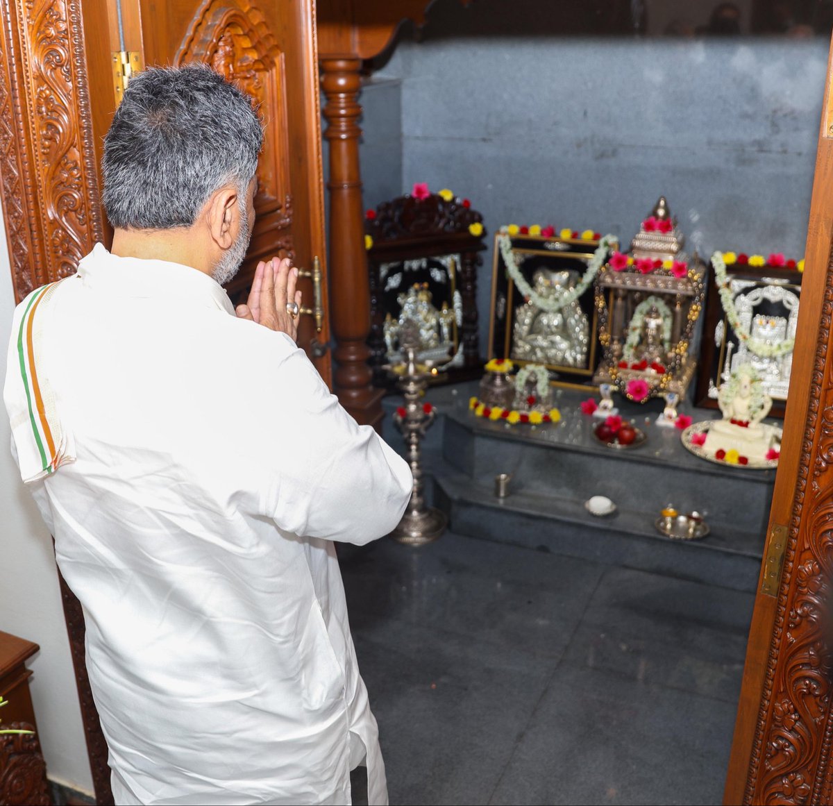 DKShivakumar's tweet photo. ಇಂದು ಮಾಜಿ ಮುಖ್ಯಮಂತ್ರಿಗಳಾದ ಶ್ರೀ ಯಡಿಯೂರಪ್ಪ ಅವರನ್ನು ಭೇಟಿ ಮಾಡಿ, ಸಂಜೆ ಲೋಕಭವನದಲ್ಲಿ ನಡೆಯಲಿರುವ ಪ್ರಮಾಣವಚನ ಸ್ವೀಕಾರ ಸಮಾರಂಭಕ್ಕೆ ಆಗಮಿಸುವಂತೆ ಆಹ್ವಾನಿಸಲಾಯಿತು.

ನಾಡಿನ ಅಭಿವೃದ್ಧಿಗೆ ಹಿರಿಯ ನಾಯಕರ ಅನುಭವ ಹಾಗೂ ಮಾರ್ಗದರ್ಶನವು ದಾರಿದೀಪವಾಗಲಿದೆ.

Called on former Chief Minister Shri B. S. Yediyurappa at his residence and warmly invited him to the swearing-in ceremony at Lok Bhavan.

I look forward to the experience and guidance of senior leaders as we work for the progress of Karnataka and the welfare of our people.

@BSYBJP