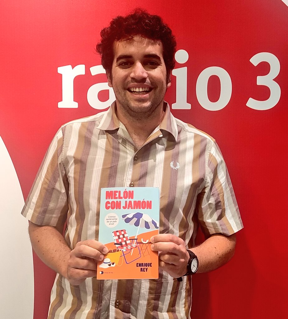 HET_Radio3's tweet photo. Entra en el estudio de @radio3_rne el periodista y profesor de vela @ereyve.

Nos presenta "Melón con jamón" (@temasdehoy), una crónica sobre el verano subtitulada "Crónica sentimental de un país al sol".

Vaya, sobrevivir al estío y dar fe de ello con una foto en redes sociales. https://t.co/JnnPyXZwif