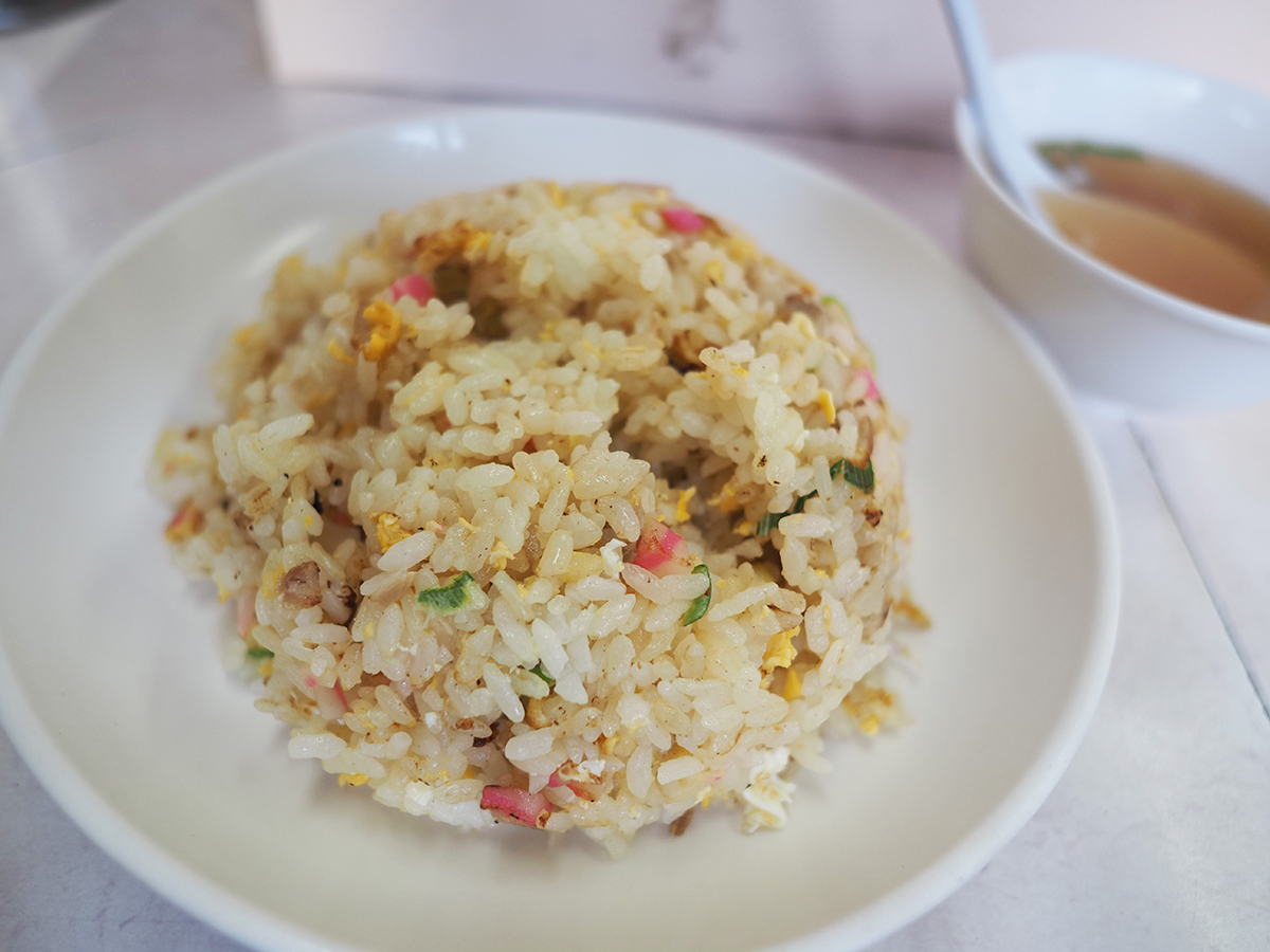 obancho's tweet photo. OPSで借りているOM-5Ⅱ&amp;12mmF2を持って

新宿思い出横丁、岐阜屋

炒飯 700円

OLYMPUS OM-5Ⅱ
M.ZUIKO DIGITAL 12mmF2

#岐阜屋 #思い出横丁 #新宿中華 #町中華 #炒飯 #チャーハン #中華料理 #ランチ #昼飲み #飯テロ ＃美味しい #がっつり https://t.co/rGNZV2WTae