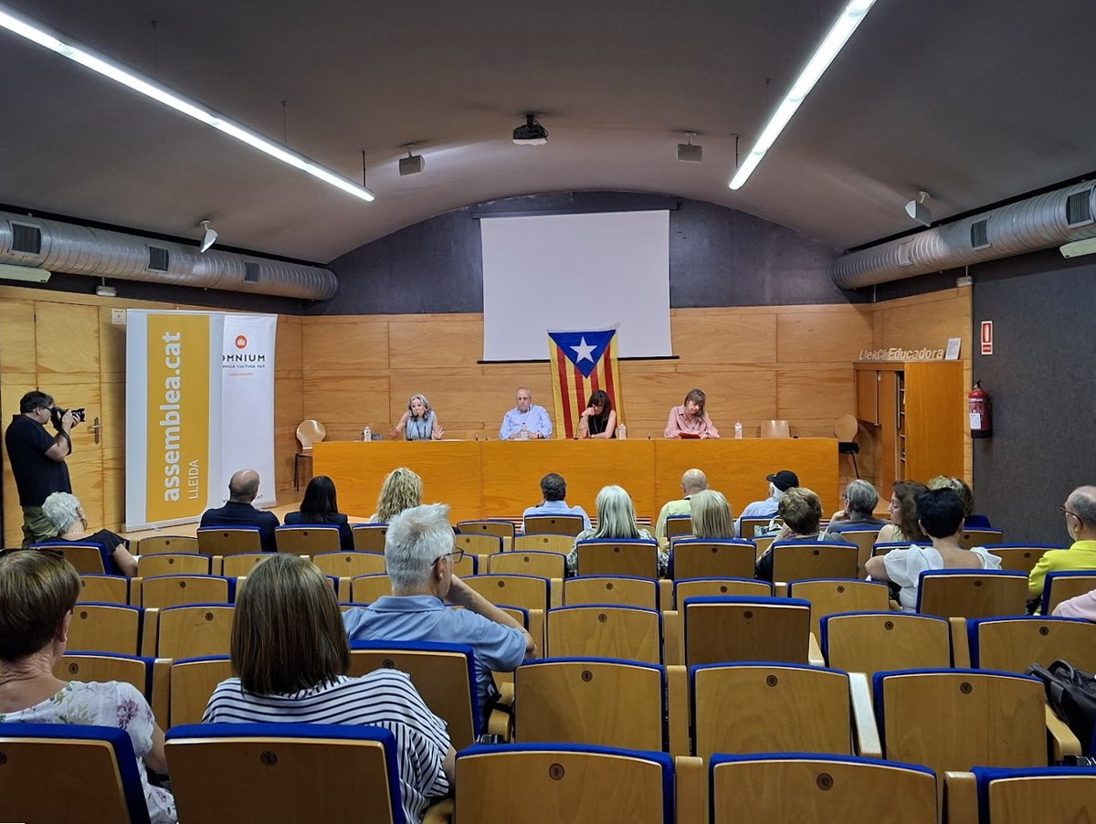OmniumLleida's tweet photo. “Quin model de ciutat volem?” , amb Antoni Gelonch, Marta Alòs i Mertxe París, moderada per Miracle Nadal. 

Gràcies a tots, ponents i públic, per les aportacions reflexions, crítica i idees sobre una qüestió que afecta directament a la vida de les lleidatanes i lleidatans. https://t.co/QEABX6mqzs