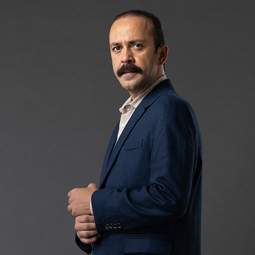 beehaber's tweet photo. Sarp Akkaya, dijital sipariş yerine mahalle esnafını tercih ettiğini anlattı:

🔹 “Uygulamadan sipariş vermeyi sevmiyorum.”

🔹 “Mahalledeki dönercim Mevlüt’ü arıyorum.”

🔹 “Telefonu ‘Buyurun Sarp abi’ diye açıyor.”

🔹 “Bu ilişki benim çok hoşuma gidiyor.”

🔹 “Çocuğu tuvalet için bazen bize gelirdi.”

🔹 “Bu bana çok normal ve insani geliyor.”

🔹 “Zincirler yerine esnaf dönerini tercih ederim.”

🔹 “Mevlüt’le kurduğum ilişkiyi hiçbir şey değiştiremez.”

🔹 “Bu basitlik değil, yalınlık.”

🔹 “Ben o yalınlığı seviyorum.”