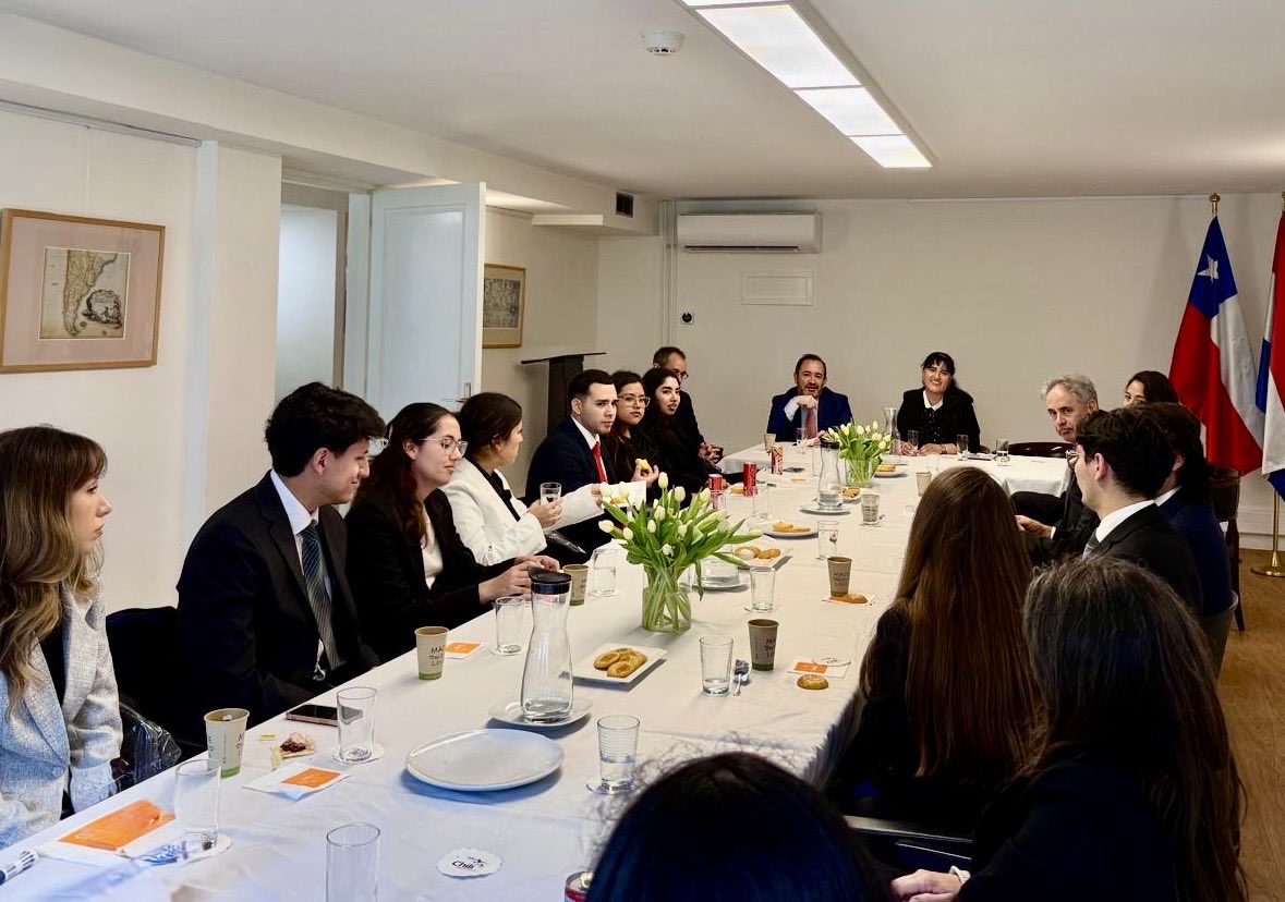 EmbChileNL's tweet photo. Contentos por la visita de los estudiantes y académicos de la @uahurtado y @UTalca, quienes participan en el Concurso de Simulación Judicial de la Corte Penal Internacional en La Haya. Conversamos sobre la carrera diplomática, DInt. y el rol de la Embajada y ProChile en 🇳🇱 y OOII https://t.co/eOqrHYPuI2