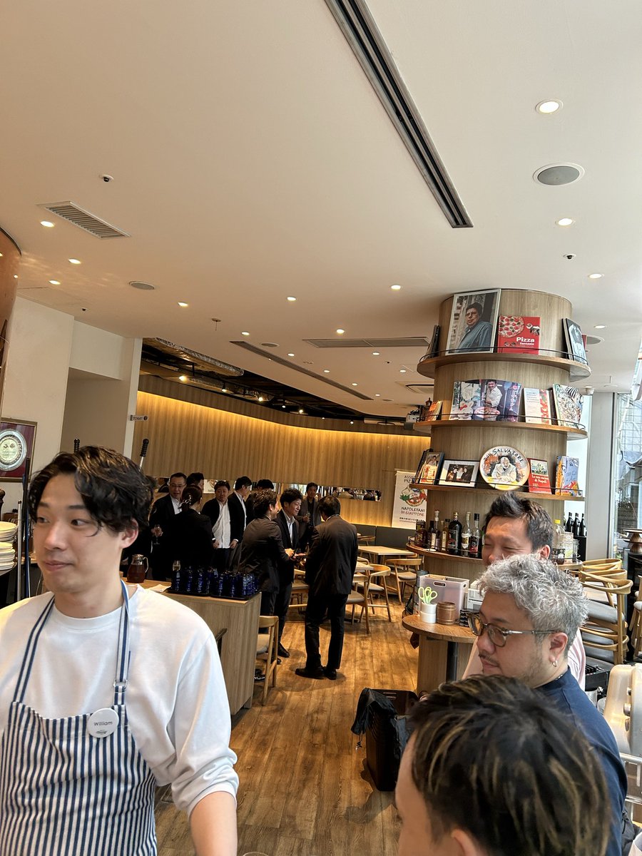 granza2016's tweet photo. グランツァ本店の青山です❗️

今日はナポリピッツァ協会の総会、懇親会に参加させて頂きました‼️

あいにくの天気で参加者は少なめでしたが、名だたる職人方にお会い出来ていい緊張感でした😆

っつうかメシうまっ💦 https://t.co/DAkz26tLMT