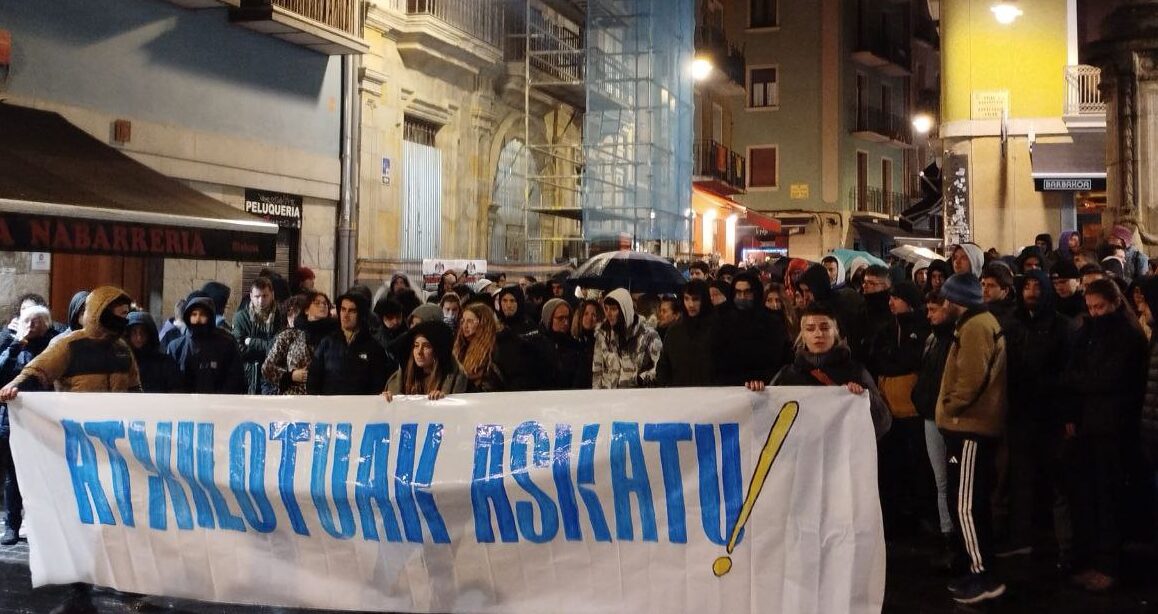 AhotsaInfo's tweet photo. 🔴 Operazio poliziala abian Vito Quiles ultrari aurre egiteko deitutako mobilizazioetan parte hartzeagatik 

Gutxienez 2 lagun atxilotu dituzte
https://t.co/zIgb5XBST0 https://t.co/MtKFTvz5GK