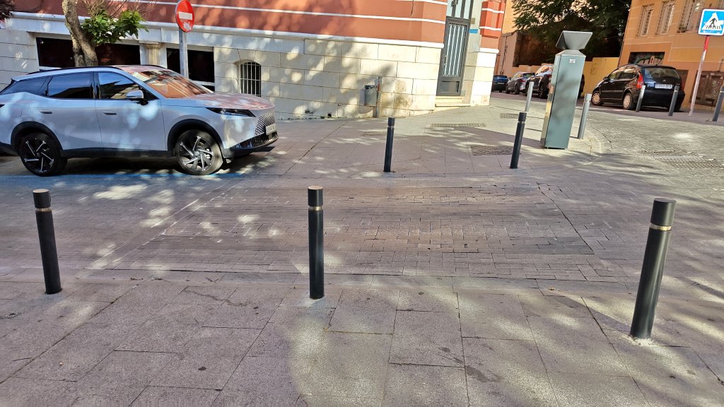 vjpascual's tweet photo. Ahora que andáis con pintura blanca repintando no vendría mal pintar alguno de los pasos de peatones del centro. 😉 @GuadalajaraAyto https://t.co/v4XfzYTl47
