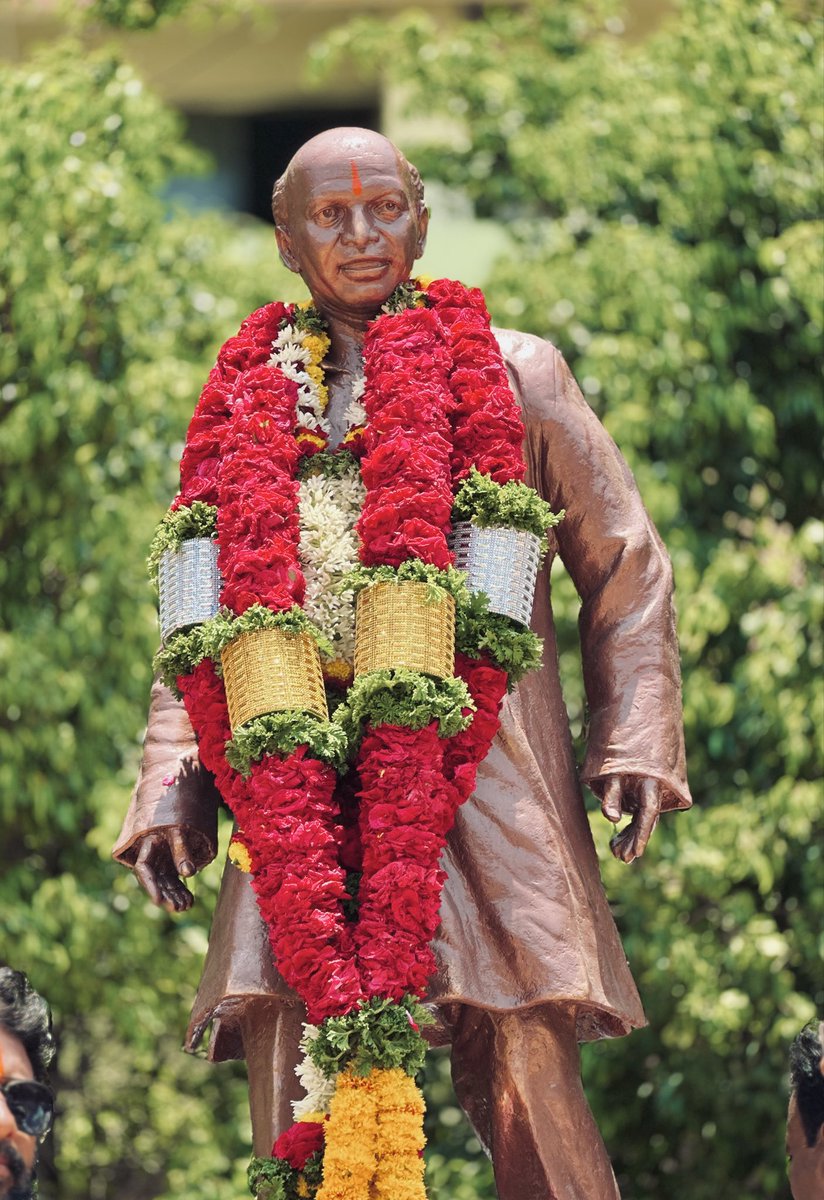 OmRajenimbalkr's tweet photo. कै. पवनराजे निंबाळकर साहेब यांच्या पुण्यतिथीनिमित्त पवनराजे कॉम्प्लेक्स,धाराशिव येथे राजेसाहेबांच्या पूर्णाकृती पुतळ्यास पुष्पहार अर्पण करून विनम्र अभिवादन केले.

जनसामान्यांच्या मनात अढळ स्थान निर्माण करणाऱ्या राजेसाहेबांच्या कार्याची प्रेरणा आणि त्यांची लोकसेवेची विचारधारा आजही असंख्य कार्यकर्त्यांना दिशा देत आहे. त्यांच्या पवित्र स्मृतींस विनम्र अभिवादन.

यावेळी पांडुरंग तात्या कुंभार, नानासाहेब पाटील,आतिश भैय्या पाटील,काका शिनगारे, नाना घाटगे,सुमित बागल,ओंकार नायगावकर,राणा बनसोडे,अमित उंबरे,गणेश भाऊ शिंदे,भारत काका शिंदे,कलीम कुरेशी,दत्ता टेकाळे,मोईन पठाण,मनोज तात्या पडवळ,सत्यजीत पडवळ,अजित बाकले,संदीप गायकवाड,पृथ्वीराज भैय्या बाफना,नवज्योत शिंगाडे,पंकज स्वामी,करवर साहेब,अभिराज कदम,सिद्धेश्वर कोळी सर,राकेश कचरे,प्रसाद राजेनिंबाळकर,गजानन नलावडे,निलेश शिंदे,प्रशांत जगताप,लखन देशमुख तसेच इतर मान्यवर उपस्थित होते..!

#PawanrajeNimbalkar #Punyatithi #Shraddhanjali #RememberingPawanraje #धाराशीव