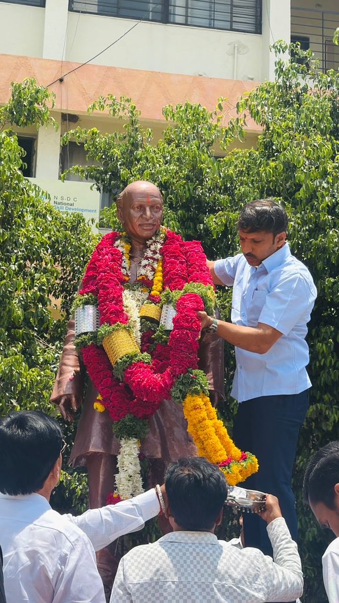 OmRajenimbalkr's tweet photo. कै. पवनराजे निंबाळकर साहेब यांच्या पुण्यतिथीनिमित्त पवनराजे कॉम्प्लेक्स,धाराशिव येथे राजेसाहेबांच्या पूर्णाकृती पुतळ्यास पुष्पहार अर्पण करून विनम्र अभिवादन केले.

जनसामान्यांच्या मनात अढळ स्थान निर्माण करणाऱ्या राजेसाहेबांच्या कार्याची प्रेरणा आणि त्यांची लोकसेवेची विचारधारा आजही असंख्य कार्यकर्त्यांना दिशा देत आहे. त्यांच्या पवित्र स्मृतींस विनम्र अभिवादन.

यावेळी पांडुरंग तात्या कुंभार, नानासाहेब पाटील,आतिश भैय्या पाटील,काका शिनगारे, नाना घाटगे,सुमित बागल,ओंकार नायगावकर,राणा बनसोडे,अमित उंबरे,गणेश भाऊ शिंदे,भारत काका शिंदे,कलीम कुरेशी,दत्ता टेकाळे,मोईन पठाण,मनोज तात्या पडवळ,सत्यजीत पडवळ,अजित बाकले,संदीप गायकवाड,पृथ्वीराज भैय्या बाफना,नवज्योत शिंगाडे,पंकज स्वामी,करवर साहेब,अभिराज कदम,सिद्धेश्वर कोळी सर,राकेश कचरे,प्रसाद राजेनिंबाळकर,गजानन नलावडे,निलेश शिंदे,प्रशांत जगताप,लखन देशमुख तसेच इतर मान्यवर उपस्थित होते..!

#PawanrajeNimbalkar #Punyatithi #Shraddhanjali #RememberingPawanraje #धाराशीव