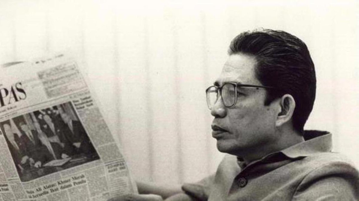 dosenhukumnotes's tweet photo. ada tokoh hukum di negara kita, yang masa jabatannya sangat singkat, tapi namanya harum senantiasa:

Baharuddin Lopa (27 hari)
 beliau menjabat Jaksa Agung dari 6 Juni 2001-3 Juli 2001. Tapi, di masa sesingkat itu, beliau langsung membuka kembali kasus-kasus besar seperti BLBI, HTI, dan Bulog (perkara-perkara yang sebelumnya cenderung mandek).
 beliau bahkan menegaskan, “Saya tidak boleh memilih-milih. Kasus yang belum selesai, diselesaikan.”

gebrakan itu tidak berjalan lama, karena beliau wafat bahkan belum genap sebulan menjabat. Namun dalam waktu singkat itu, arah penegakan hukum langsung terasa berubah.

selain itu, sisi personal beliau juga kuat. ia dikenal sangat ketat menjaga integritas sehari‑hari. Dalam beberapa kisah tentang dirinya:

beliau melarang istrinya pakai mobil dinas ke pasar, dan pernah menyuruh sedot kembali bensin mobil pribadinya yang diisikan orang lain karena takut gratifikasi. 

beliau meninggal mewariskan keteladanan luar biasa, melebihi mereka yang lama menjabat, atau tiba-tiba menjabat. ✨