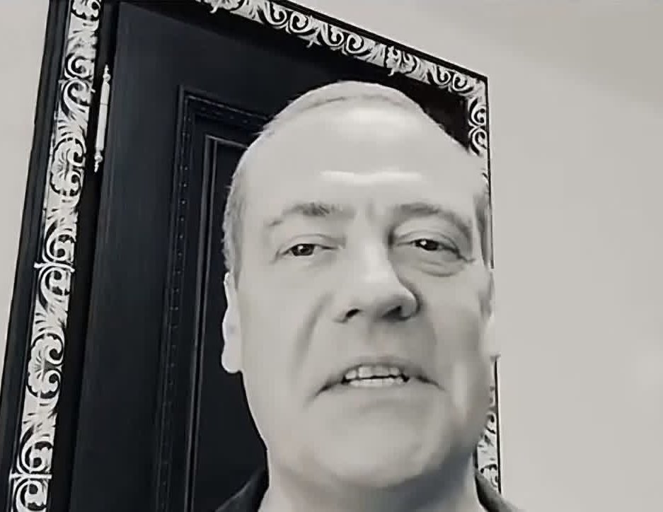 SvetlanaAmor's tweet photo. Олег Куваев:
« Изначально он не глупый, но прикол в том что весь свой интеллект он направил на то, чтобы быть максимально мерзким и отвратительным.. то есть стал такой кучей говна , максимальным омерзительным идеологическим оружием.. оружием направленым в первую очередь на убийство здравого смысла путем фашистско-тюремной риторики с жопо-срачным половым юмором самого дна...

Это ужасное человеческое существо! Никогда не смотрите и не слушайте что оно производит!.. это ментальный яд...новичок внедряемый через отвращение....»