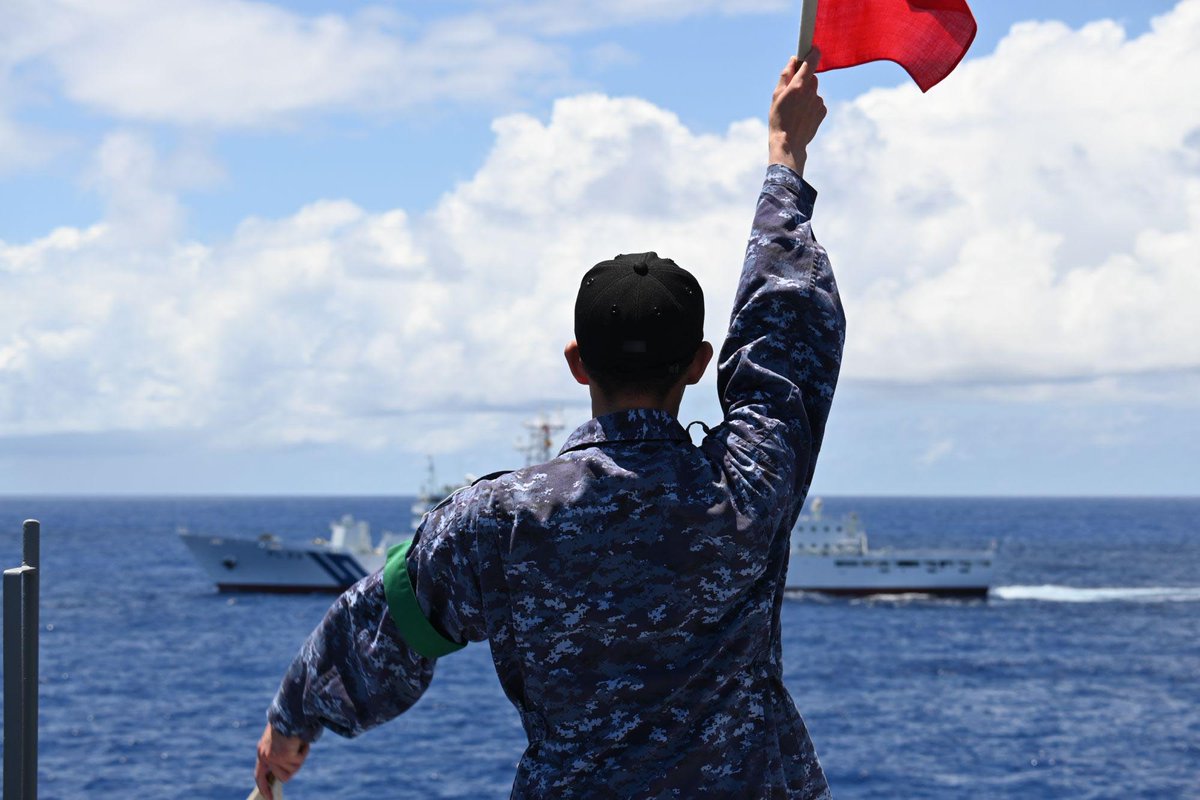 JMSDF_PAO's tweet photo. #実幹報 出張版！

本日は海上自衛隊公式Ｘの場をお借りして、ハワイ沖から熱い報告をお届けします🔥📢

なんと‼ #練習艦隊 は太平洋の大海原で、同じく遠洋航海中の #海上保安庁 練習船 #いつくしま との洋上での訓練が実現しました🌊🌊

次は日本で会いましょう👋⚓

@JCG_koho #絆 https://t.co/7PUAHAp2SO