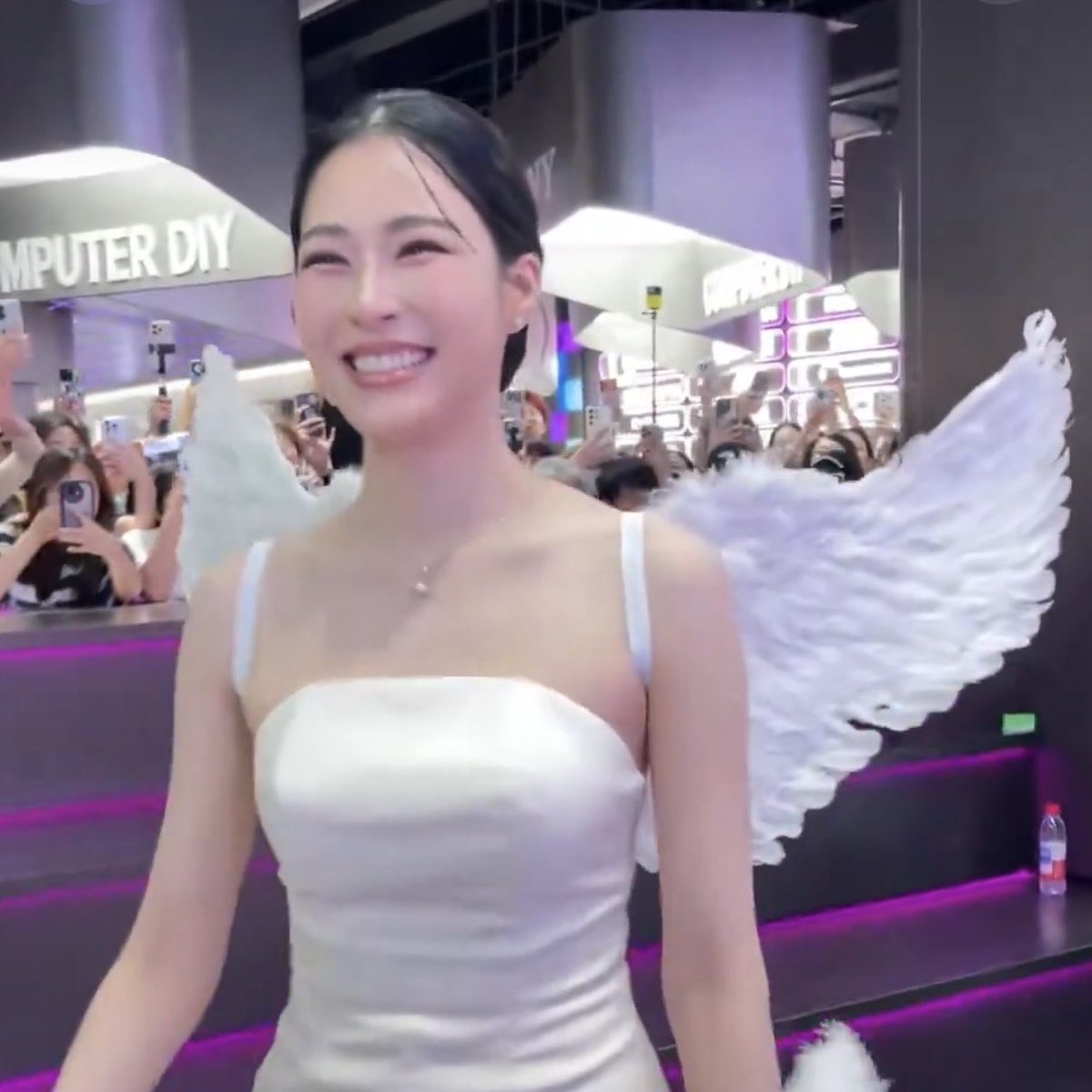 Linglingkwong_Official ชน์ tweet media