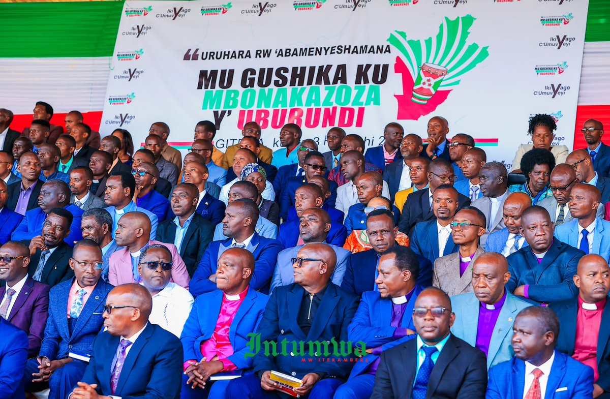 IntumwaNews's tweet photo. 📍Gitega, 3 juin 2026: Le Président de la République du #Burundi, Son Excellence @GeneralNeva, est arrivé au Stade Ingoma de Gitega où il dirige une rencontre d’échanges avec les responsables des confessions religieuses et des Églises du Burundi.
Cette séance de réflexion porte sur le rôle stratégique et incontournable des leaders religieux dans la mise en œuvre de la Vision nationale 2040-2060 ainsi que leur contribution à la consolidation de la paix, de l’unité nationale et du développement socioéconomique du pays.