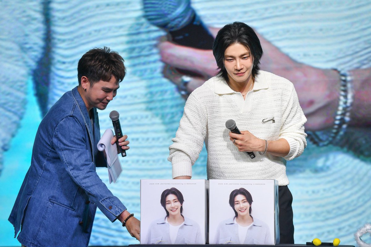Jeab_Pat4474's tweet photo. “คิม แจยอง” เสิร์ฟทุกโมเมนต์สุดฟิน
ในงาน 2026 KIM JAEYEONG Fanmeeting in BANGKOK <Jaeyeong & You>
#KJY&YouinBKK #คิมแจยอง #kimjaeyeong #김재영 #markin #HSenc #GrandPrix #GrandPrixXpectrum
เรียกว่าเป็นค่ำคืนแห่งความสุขและความฟินแบบเต็มอิ่ม สำหรับงานแฟนมีตติ้งสุดอบอุ่นของนักแสดงหนุ่มเกาหลีสุดฮอต คิม แจยอง ในงาน 2026 KIM JAEYEONG Fanmeeting in BANGKOK <Jaeyeong & You> ที่ทำเอาแฟนคลับชาวไทยหัวใจละลายตลอดกว่า 2 ชั่วโมงเต็ม กับโมเมนต์ใกล้ชิด สนุก เป็นกันเอง และเซอร์วิสแฟนแบบจัดเต็มสมการรอคอย
เปิดเวทีมาเรียกเสียงกรี๊ดสนั่นฮอลล์ทันที เมื่อหนุ่มแจยองปรากฏตัวพร้อมโชว์ร้องเพลงสุดอบอุ่น ท่ามกลางเสียงต้อนรับจากแฟน ๆ ที่ดังลั่นตั้งแต่วินาทีแรก ก่อนจะเข้าสู่ช่วงพูดคุยแบบสบาย ๆ ที่เผยเสน่ห์ความขี้เล่นและเป็นกันเองของเจ้าตัวอย่างเต็มที่ หนึ่งในคำถามที่ทำเอาหนุ่มแจยองถึงกับนั่งเขินตัวบิด คือ “เสน่ห์หนึ่งอย่างที่อยากโชว์แฟน ๆ ตอนนี้” ซึ่งเจ้าตัวตอบแบบเขิน ๆ ว่า “ดวงตา” พร้อมอธิบายว่า ปกติจะมีสายตาแบบผู้ชายแมน ๆ ดาร์ก ๆ แต่เวลายิ้มก็จะดูน่ารักขึ้นทันที ก่อนโชว์ทั้งสายตาแบบ masculine และสายตาหนุ่มแบ๊วสลับกันไปมา จนแฟนคลับกรี๊ดหลงสเน่ห์
จากนั้นเข้าสู่กิจกรรมโหวตจากแฟนคลับ ในหัวข้อ “ผลงานอะไรที่ทำให้ตกหลุมรักคิม แจยอง” ซึ่งผลโหวตอันดับหนึ่งตกเป็นของซีรีส์ IDOL I ที่สามารถตกแฟนคลับได้มากที่สุด ต่อด้วยหัวข้อ “เสน่ห์หลักของคิม แจยองที่ทำให้ใจเต้นที่สุด” ซึ่งคะแนนสูสีกันมากระหว่าง “น้ำเสียงทุ้มต่ำ” และ “รอยยิ้มสดใส” และแน่นอนว่าพระเอกหนุ่มไม่พลาดโชว์เสียงทุ้มละมุนให้แฟน ๆ ฟังสด ๆ ก่อนส่งรอยยิ้มหวานละลายใจ จนทั้งฮอลล์เต็มไปด้วยเสียงกรี๊ด
อีกหนึ่งช่วงไฮไลต์ที่สร้างไวรัลทั้งงาน ต้องยกให้ช่วง Dance Challenge ที่คิม แจยองจัดเต็มเต้นตามเทรนด์โซเชียลแบบไม่มีห่วง เริ่มจาก “Call Me” ที่โชว์ความเท่ปนความน่ารัก ต่อด้วย “คนดื้อ” กับท่าเต้นส่ายเอวดุ๊กดิ๊กสุดคิวต์ และปิดท้ายด้วย “เมกึน เมกึน” แบบสดใสเต็มพลัง จนแฟน ๆ กรี๊ดกันลั่นฮอลล์แบบไม่มีพัก
ความสนุกยังไม่หมด เพราะเข้าสู่ช่วง “Jaeyeong’s Answer” ที่เจ้าตัวสุ่มเลือกคำถามจากแฟนคลับมาตอบ ซึ่งแน่นอนว่าแฟนชาวไทยไม่พลาดขอ “เลขเด็ด” จากพระเอกหนุ่ม ทำเอาคิม แจยองถึงกับหลุดหัวเราะ ก่อนเผยเลข 3 ตัวที่ชอบที่สุดคือ “379” พร้อมเล่าแบบขำ ๆ ว่า เมื่อก่อนเคยซื้อลอตเตอรี่ทุกอาทิตย์ แต่ไม่เคยถูกเลยสักครั้ง
นอกจากนี้ คิมแจยองยังร้องเพลงสดให้แฟน ๆ ฟัง พร้อมเดินลงมาทักทายแฟนคลับทั่วทั้งฮอลล์แบบใกล้ชิด เรียกว่าแฟนเซอร์วิสขั้นสุด ทำเอาแฟนคลับฟินกันทั่วหน้า อีกหนึ่งโมเมนต์น่ารักคือช่วงเล่นเกมกับแฟนคลับผู้โชคดี 3 คน ที่ได้ขึ้นเวทีมาร่วมสนุกกับพระเอกหนุ่มแบบเอ็กซ์คลูซีฟ สร้างทั้งเสียงหัวเราะและโมเมนต์ประทับใจตลอดทั้งช่วง
ก่อนจะทำแฟน ๆ ใจละลายอีกระลอก เมื่อคิม แจยองเตรียมของขวัญพิเศษเป็น “Morning Call” ด้วยประโยคหวาน ๆ “ตื่นได้แล้ว ที่รัก” และส่งท้ายด้วย “ฝันดีเด็กดื้อ จุ๊บ ๆ” เล่นเอาแฟนคลับกรี๊ดหนักจนแทบละลายทั้งฮอลล์
ปิดท้ายค่ำคืนสุดพิเศษด้วยการถ่ายภาพร่วมกันระหว่างคิม แจยองและแฟนคลับ พร้อมแฟนโปรเจกต์สุดซึ้งที่แฟน ๆ ชาวไทยตั้งใจจัดเตรียมให้ ซึ่งทำเอาพระเอกหนุ่มประทับใจและดีใจมาก ก่อนกล่าวทิ้งท้ายอย่างอบอุ่นว่า
“ประเทศไทยเป็นประเทศที่ผมชอบมาก หวังว่าจะได้มีโอกาสกลับมาหาแฟน ๆ อีกครั้งนะครับ”
นับเป็นอีกหนึ่งแฟนมีตติ้งที่เต็มไปด้วยความสุข เสียงหัวเราะ ความใกล้ชิด และโมเมนต์สุดฟินแบบครบทุกอารมณ์ พร้อมตอกย้ำคุณภาพการจัดงานระดับพรีเมียมจาก Grandprix Xpectrum บริษัท กรังด์ปรีซ์ อินเตอร์เนชั่ลแนล จำกัด (มหาชน) ที่สร้างความทรงจำสุดพิเศษให้แฟนคลับได้ประทับใจไม่รู้ลืมอีกครั้ง