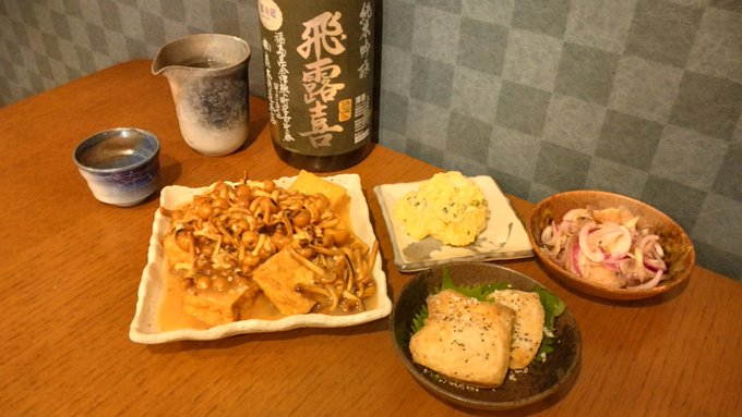 mt928's tweet photo. 横殴りの雨から脱出して、最高の雨宿り🍶 湿気で少し憂鬱な気分も、美味しい日本酒としっとりした和の空間があれば一瞬で最高の夜に変わります。 https://t.co/0LSosGVKjf