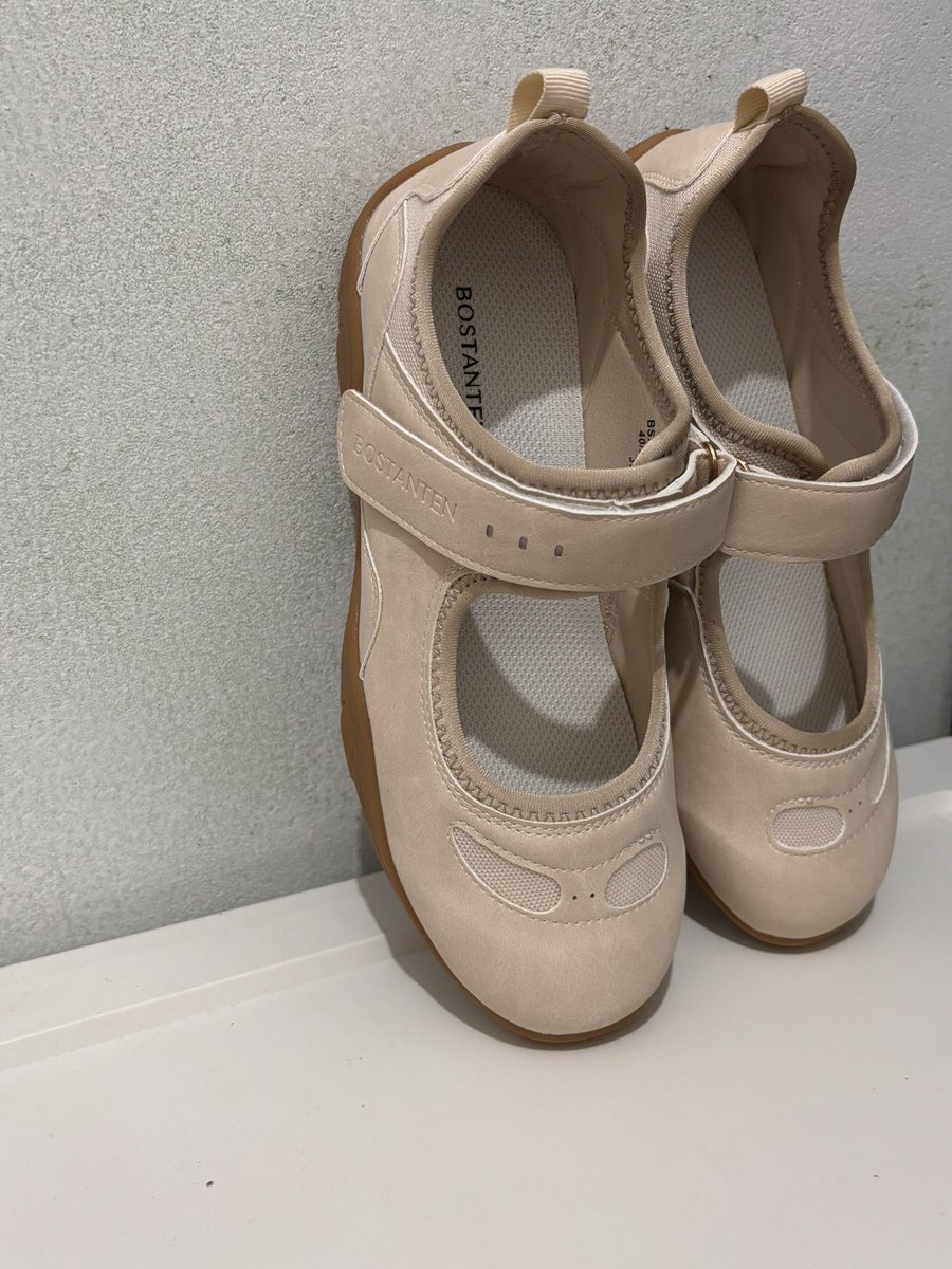 gloomyskies98's tweet photo. Gen z vintage dengan mantap menolak tren sepatu anti mainstream dan beralih ke era mary jane yang effortless😇☝️ https://t.co/fKw8IuX1u3
