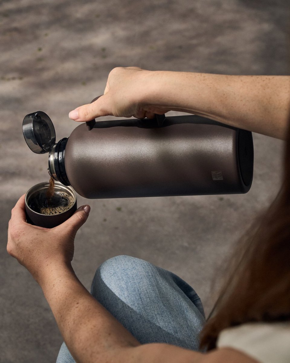 Zwilling_ES's tweet photo. La nueva ZWILLING Thermo Plus combina diseño italiano y máxima funcionalidad para mantener tus bebidas perfectas durante horas. Sin condensación gracias a su tecnología sweat-proof 💧. ¿Team café largo o infusión para llevar? 👇 #ZwillingThermoPlus #CafeOnTheGo #Lifestyle https://t.co/fSwfRrOXwB