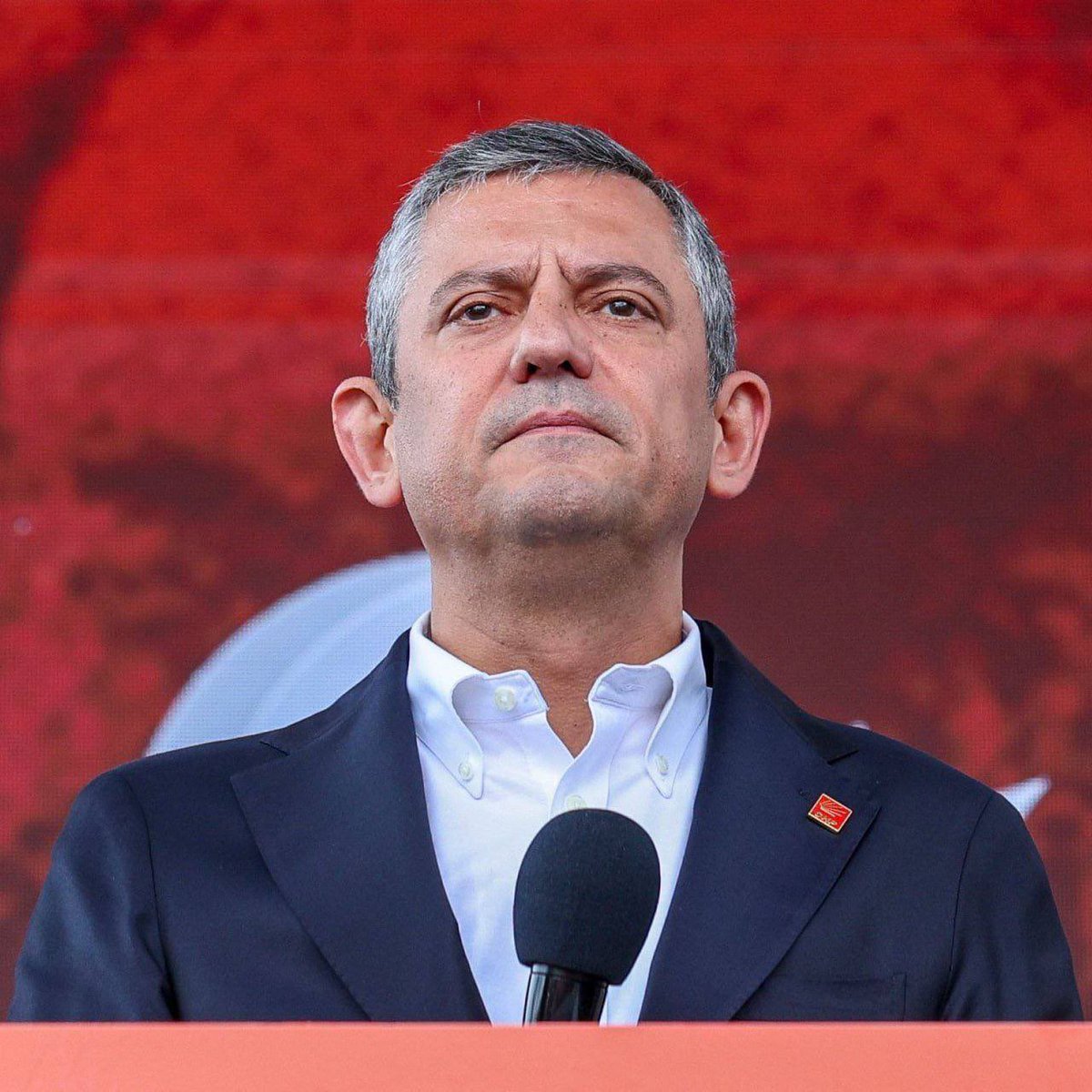 solcugazete60's tweet photo. Özgür Özel:

“Müzakere olacağı gün sabahın 7’sinde kendi evini Ankara’nın bar fedailerine bastıran birisiyle ne konuşacağım ki ben?

Eğer kurultay diyorsa buyursun gelsin. Kurultay koşuluyla onunla iletişim kurarım.” https://t.co/Pq6tRo5ZMY